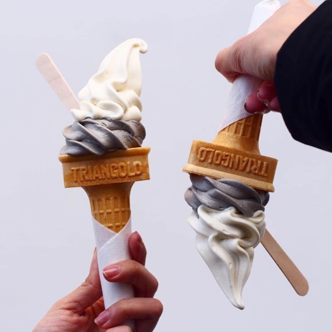 aumoグルメのインスタグラム：「. ❤︎🍦不思議？！逆さまにしても落ちないソフトクリーム🍦❤︎ . 逆さまにしても落ちない？！なんともフォトジェニックなソフトクリームはフレーバーも豊富☺️💓こちらの黒ごまきな粉豆腐は豆腐とゴマの濃厚な味わいが楽しめます🍦 . 写真提供 :  @tsukiusagidayo さん﻿﻿ 素敵なお写真をありがとうございました♡﻿﻿﻿ .﻿﻿ 店名：【手づくり工房 京豆庵 嵯峨嵐山店】 ぜひ訪れてみてくださいね。﻿﻿ .﻿﻿ ﻿﻿ あなたが撮影したベストグルメpicに﻿﻿ 「#aumo」を付けて教えて下さいっ☺︎﻿﻿﻿ あなたの投稿が紹介されるかも♪﻿﻿﻿﻿﻿ .﻿﻿ aumoアプリは毎日配信！おでかけや最新グルメなどaumo読者が気になる情報が満載♡﻿﻿ ダウンロードはプロフィールのURLから✔︎﻿﻿﻿ (iPhone&Android版)﻿﻿ .  #京都カフェ#京都カフェ巡り#ソフトクリーム#黒ごま#スイーツ#きな粉#フォトジェニック#インスタ映え#カフェ部#カフェ巡り#カフェ#カフェ好き#スイーツ部#スイーツ巡り#スイーツ#スイーツ好き#카페스타그램#카페투어#카페추천#카페탐방」