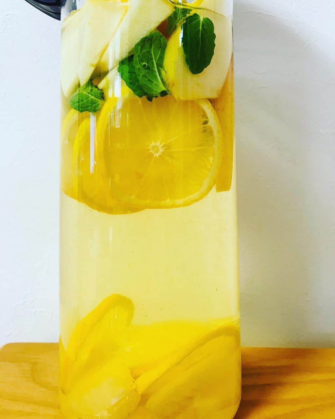 佐野優子のインスタグラム：「. いただきものを合わせて好きなものへ〜 🍋☘🍎 美味しくな〜れ◟̆◞̆ ❁ . #ミント　☘ #れもん　🍋 #りんご　🍎 #グレープフルーツ #wine #サングリア」