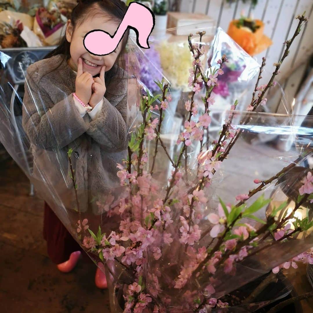 蛯原英里さんのインスタグラム写真 - (蛯原英里Instagram)「今日は、桃の節句🌸 昨日は桃の花をゲットしにお花屋さんに行ってきました🌸  綺麗な花々がたくさんあるので 癒される〜！ 色々と選びたくなるけど今回は、桃の花メイン！ 娘が選んでピンク系でまとめもらいました🌸嬉しい〜😊 #hina#peachblossom#flowers #festival」3月3日 8時44分 - eriebihara