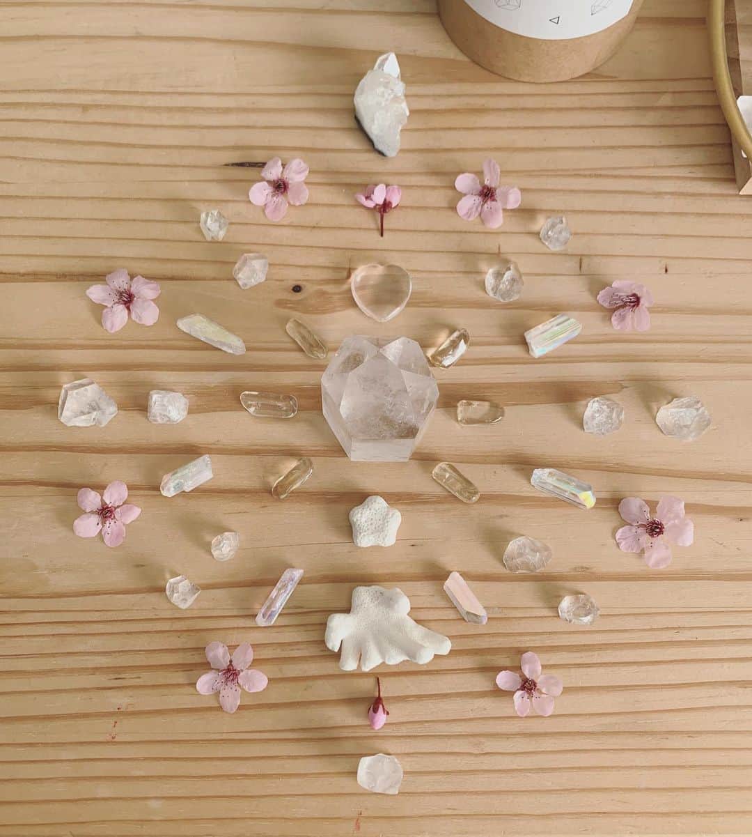OLIVIAのインスタグラム：「Today’s grid- super high vibing and full of joy💫🌱🌸🍄🌈🌟 crystal clear quartz, coral, angel aura danburite, citrine, apophyllite, and cherry blossoms」