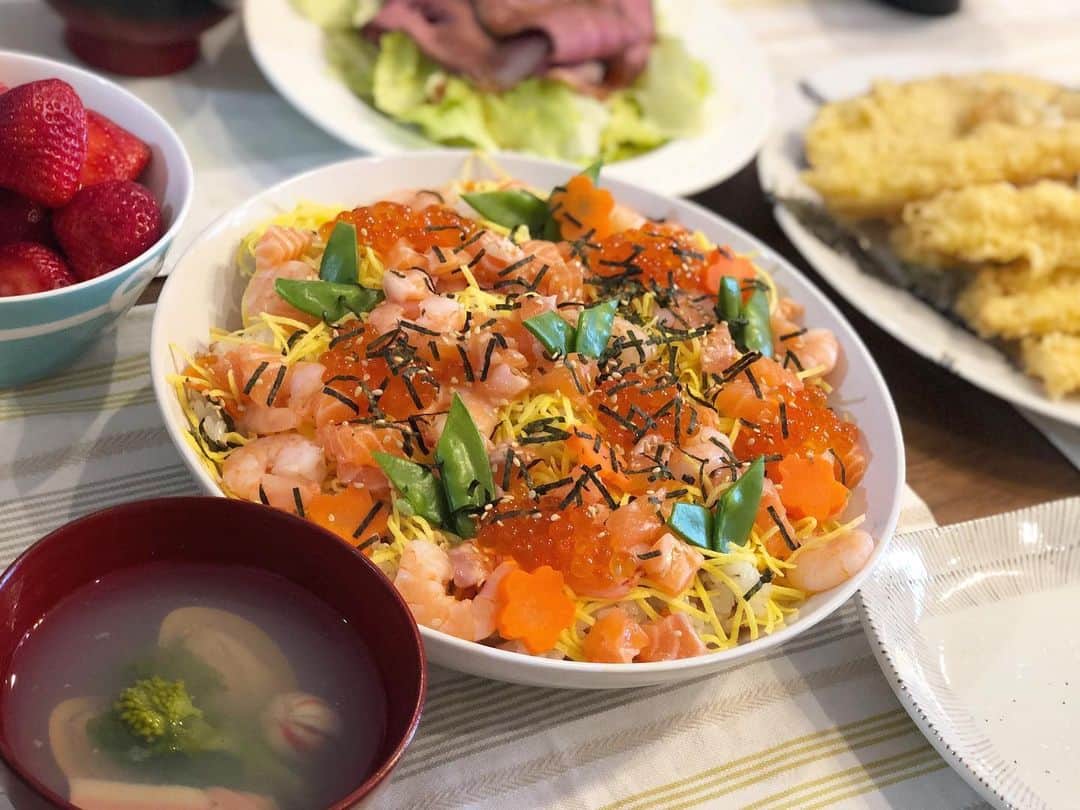 のインスタグラム：「今日は雛祭りですね🎎 娘の初節句です㊗️ 週末は私の両親も招いてお祝い🥳 ちらし寿司と蛤のお吸い物などを作りました🌸 ＊ #雛祭り #ひなまつり #初節句 #女の子ベビー #女の子ママ #ちらし寿司 #蛤のお吸い物 #桃の節句」