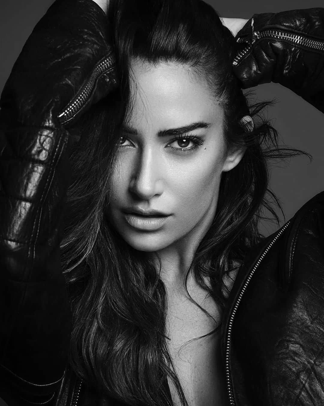 ドナ・フェルドマンのインスタグラム：「Thank you @erezsabag for capturing this strong #rocknroll vibe at your lovely studio in #nyc #sneakpeek 💥 #raw #leatherjacket #bw」