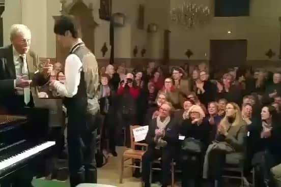 のインスタグラム：「Souvenirs à Méré  Merci au public pour l'accueil chaleureux! Ce fut un immense plaisir de revenir jouer après 7 ans.  I ended my program with Ravel, who used to live in the neighbor town, Monfort L'amaury. And before I play Pavane, I told the audience that I would like to dedicate its performance to my dear friend, Fabienne Fauvin, who passed away on Friday evening. I hope she was there and appreciated it...🙏 At the end I got a nice present from the organizer (photo 7, a Japanese style painting on the chocolate, but I'm afraid it's too beautiful to eat it!), then I was overwhelmed and totally forgot to play Chopin as encore on the occasion of his 210th anniversary..! Well, another time...🙇‍♂️ The photo 4 is with my dear friends & the organizer (Résie & Luc) . . パリから車で1時間ほど行ったメレーの古い教会で7年ぶりに演奏しました。 隣街のモンフォール・ラモリ―にはラヴェルの家＆博物館があることもあり、プログラム最後にラヴェルを弾きましたが、実は演奏会二日前にフランスでお世話になった方が闘病の末亡くなられたので、「亡き王女のためのパヴァーヌ」は追悼を込めて彼女に捧げました。 最後に主催者から美しい日本画が描かれたチョコレートをいただきました。アートが巧妙で美しすぎて食べられません。(苦笑) . . #Mere #musicianslife #pianist #Ravel #chocolateart #friends #メレー #ラヴェル #チョコレート」