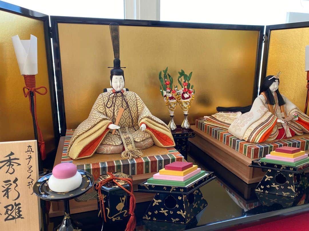 のインスタグラム：「今年も母が作った雛人形を飾って雛祭りをお祝い🎎  子どもたちと一緒に飾りました😊  #雛祭り#雛人形#ひなまつり#祖母から孫へ」
