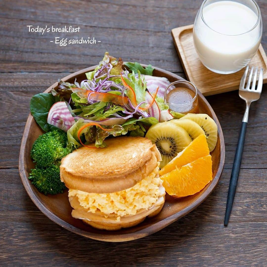 hirokoさんのインスタグラム写真 - (hirokoInstagram)「🌱2020.3.3（火）﻿ ✽.｡.:*・ﾟ #hiroponの朝ごはん﻿  #hiroponのワンプレートごはん ﻿ #しっかり食べるダイエットごはん で朝ごはん﻿ 停滞期を乗りきるため糖質･脂質をゆる〜く抑えながら﻿ しっかり食べるダイエット実行中です﻿ あっ！ しっかり食べても1日 1300kcalですよ﻿ ﻿ 以前は気になって毎日体重計に乗ってたけど﻿ 今は気にしませ〜ん！﻿ ↑と言いつつ﻿ しっかり食べてるから気にはなるけどね(´°ᗜ°)ﾊﾊｯ..﻿ ﻿ 体重計に乗るのは1週間に1回ぐらいかな﻿ まだ体重･体脂肪とも一定しないので﻿ 「確実に減った」とは言いきれない！﻿ 停滞期脱出したとも言いきれない！﻿ でも言えることは...﻿ しっかり食べてるけど体重は増えてなーい👏🏻﻿ ﻿ 確実に結果が出たら報告します！﻿ ダイエットは挑戦です ꉂꉂ😁✨﻿ ﻿ ﻿ menu📝﻿ ▪︎ ラウンドパンで#たまごサンド﻿ ▪︎ グリーンサラダ&ブロッコリー﻿ ▪︎ フルーツ🥝🍊﻿ ▪︎ 豆乳 ← #コストコ のOrganic soy milk﻿ ﻿ たまごサンドは﻿ #ローソン の#サラダチキンスモーク をトッピング﻿ ﻿ ― 313kcal ―﻿ ⦿ タンパク質 19.4g﻿ ⦿ 脂質 13.1g﻿ ⦿ 炭水化物 17.8g﻿ ⦿ 糖質 29.4g﻿ ﻿ 「ﾌｩｰ お腹いっぱい！ ごちそうさまでした」﻿ ﻿ ﻿ ﻿ .........The end #pfcダイエット #朝ごはん #停滞期中 #オリーブノート #オリーブノートアンバサダー #ヨムーノ #ヨムーノメイト #インスタフード #おうちごはん通信 #おうちごはんLover #くらしメイド #フーディーテーブル #マカロニメイト #デリミア #デリスタグラマー #バランスの良い食事 #てづくりごはん365 #うちのシェフ #朝ごパンフェス #snapdish #macaroni #locari_kitchen #lin_stagrammer﻿ ・」3月3日 9時40分 - hiropon0201