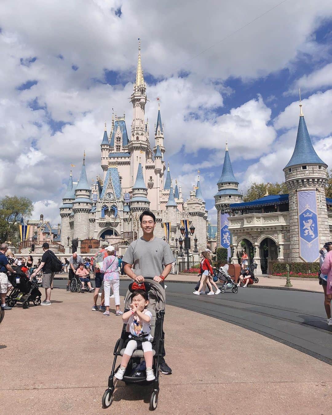 ケビン・ナさんのインスタグラム写真 - (ケビン・ナInstagram)「Magic Kingdom at Disney World! Enjoyed our family time today! #disney #disneyworld #magickingdom」3月3日 9時36分 - kevinna915