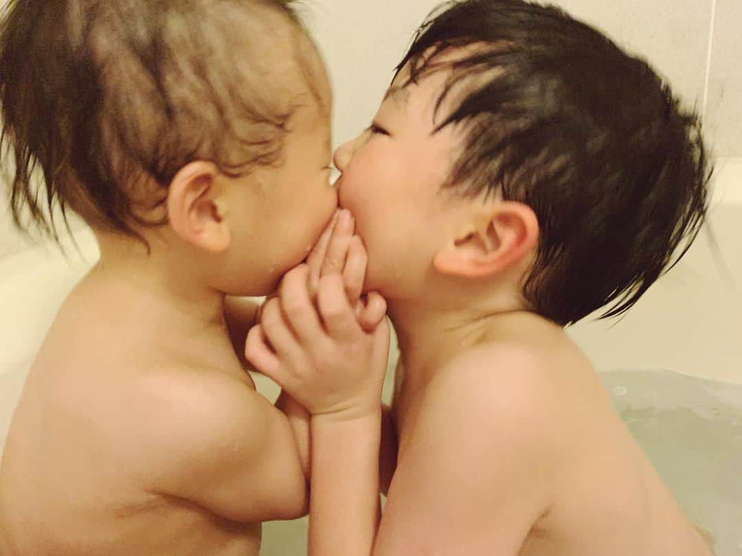 花盛友里のインスタグラム：「次男が悪ガキすぎるうううう  めっちゃ悪い顔して重いもん投げてくるううう  もはや恐怖。 「こっっわ！」ってゆうて長男と逃げてる。」