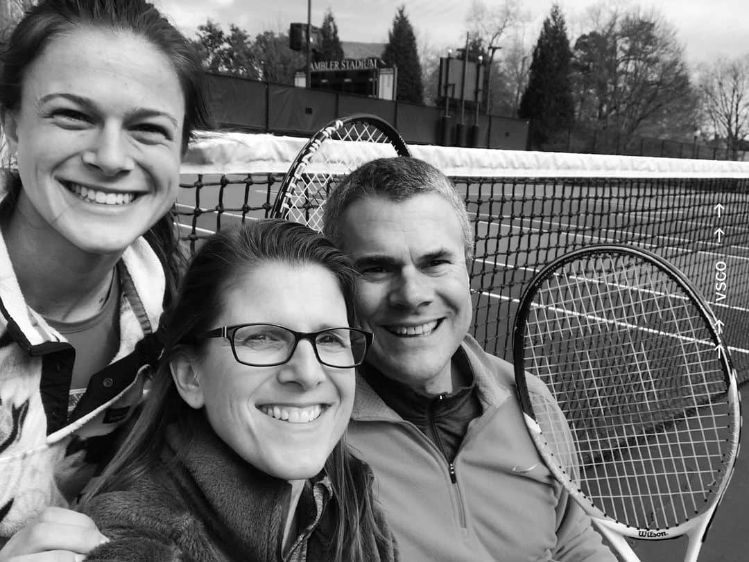 Laura Martyのインスタグラム：「Thankful for parents who fly across the country just for a weekend visit 😊  P.S. Next time you come I’ll have less homework and better tennis skills!!」