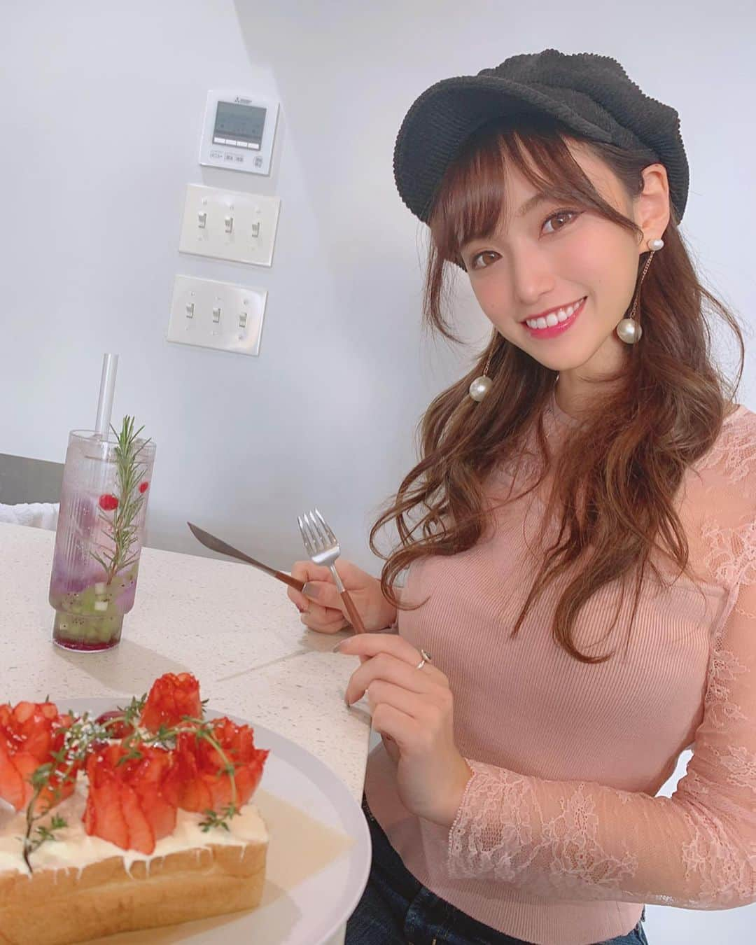 引地裕美さんのインスタグラム写真 - (引地裕美Instagram)「スワイプしてね❣️➠➠➠ . . 🍓🍞🌹💗 . . 生クリームじゃなくて ヨーグルトクリーム💗 . 飽きないで食べれる😋🍴 . . 見た目はもちろん可愛いけど 味が本当に美味しい🤤🥪🥪❤️❤️ . . #みんちゃんカフェ巡り ☕️ #引地裕美 #モデル #rq #レースクイーン #얼스타그램 #照片 #粉我 #京都 #kyoto #京都カフェ #attmos  #ゆうみ服 #패션스타그램 #데일리코디 #패션 #时装」3月3日 10時13分 - yuumihikichi