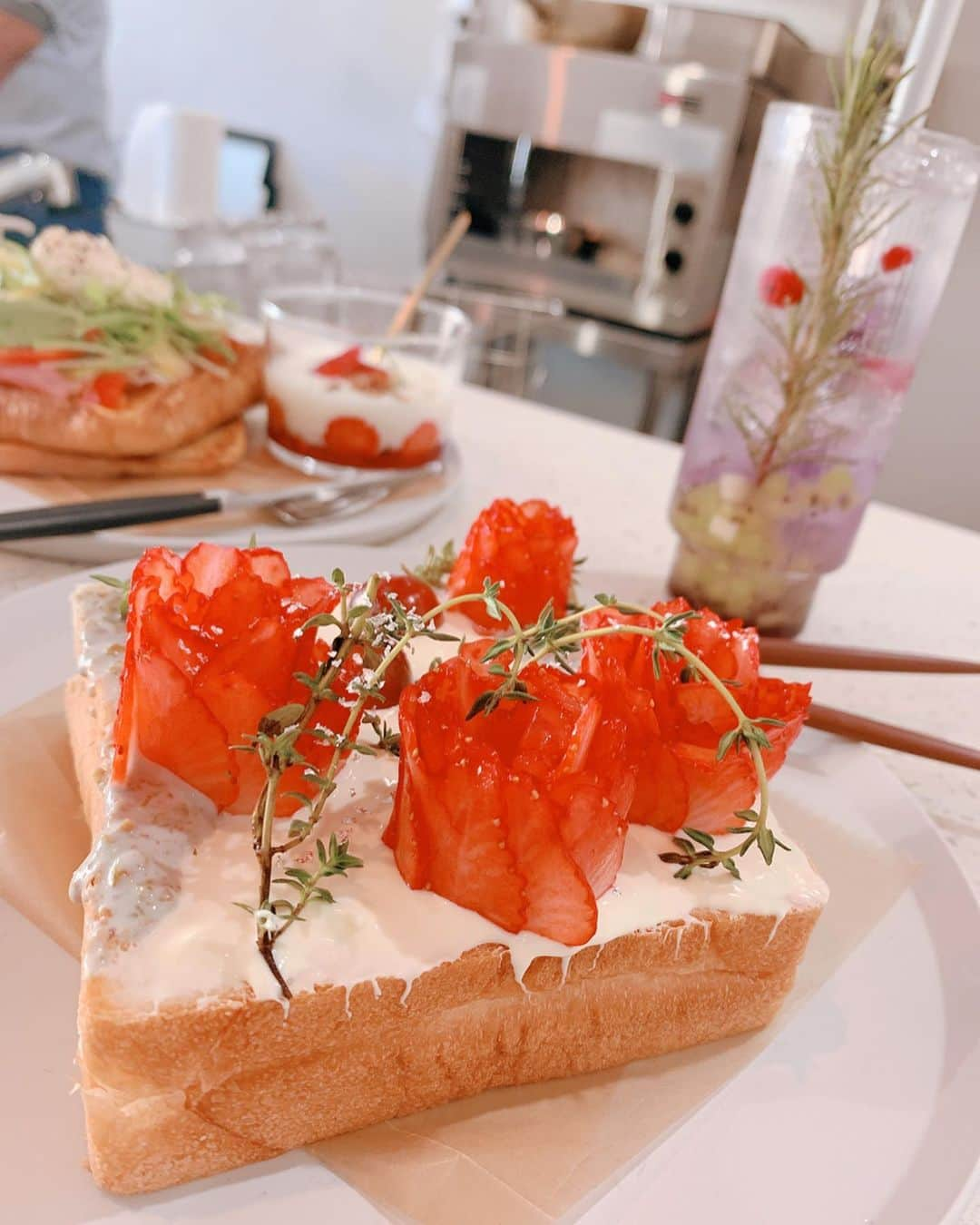 引地裕美さんのインスタグラム写真 - (引地裕美Instagram)「スワイプしてね❣️➠➠➠ . . 🍓🍞🌹💗 . . 生クリームじゃなくて ヨーグルトクリーム💗 . 飽きないで食べれる😋🍴 . . 見た目はもちろん可愛いけど 味が本当に美味しい🤤🥪🥪❤️❤️ . . #みんちゃんカフェ巡り ☕️ #引地裕美 #モデル #rq #レースクイーン #얼스타그램 #照片 #粉我 #京都 #kyoto #京都カフェ #attmos  #ゆうみ服 #패션스타그램 #데일리코디 #패션 #时装」3月3日 10時13分 - yuumihikichi