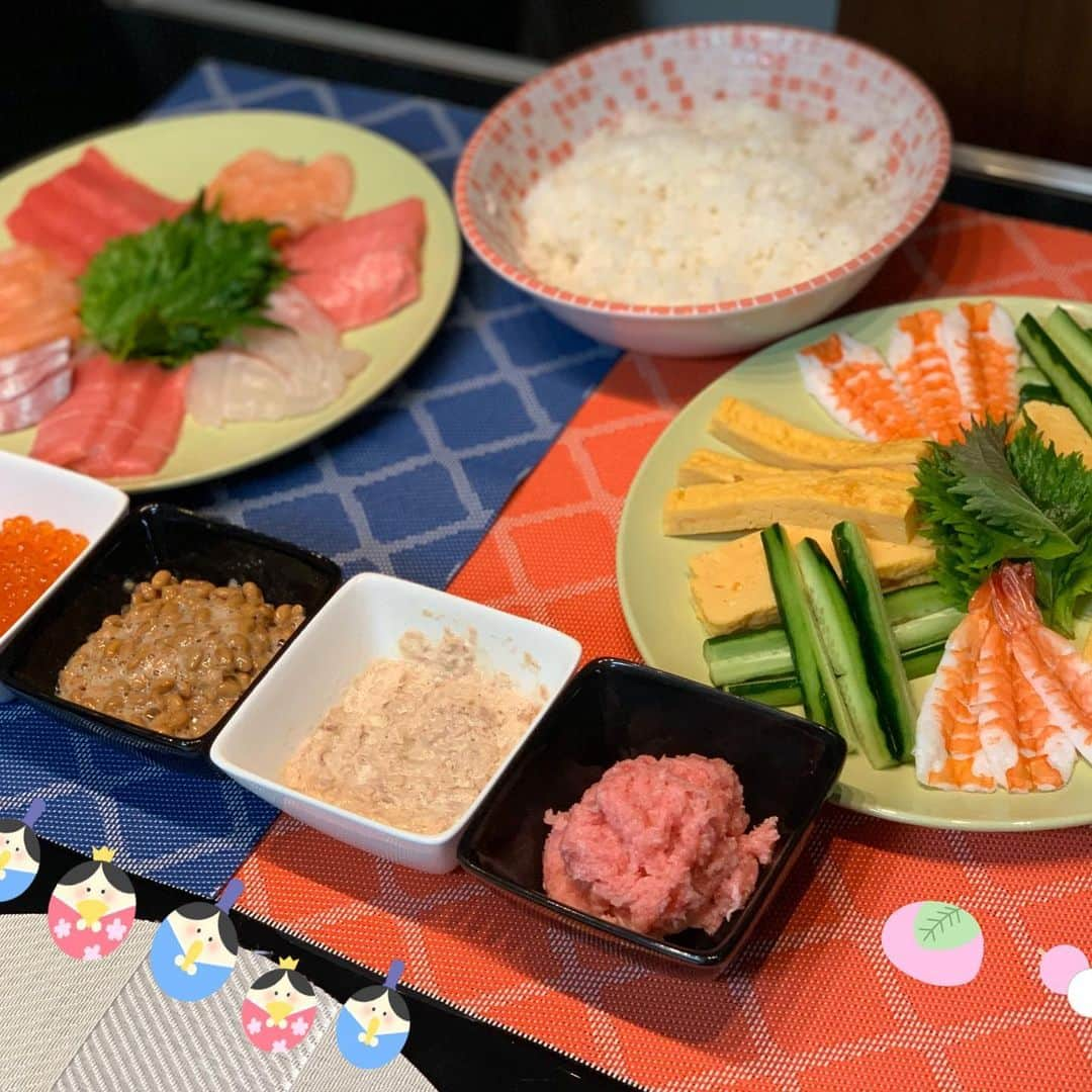 みかんさんのインスタグラム写真 - (みかんInstagram)「本日はひなまつり🎎🍡 うちの娘も初節句です🌸 旦那と息子のリクエストで手巻きにしたよ👍 最近は色んなお雛様があってかなりオシャンティーになってるね❤️💙 真ん中にあるやつがぼんぼりやでぇ😉 刺繍の名前もいい感じ👌 こんなお洒落だとずっと飾ってられるね😉 うちはシンプルなお雛様を母が買ってくれました❤️💙 舞がお嫁に行くまで大切に飾ります✨ やっぱり顔が命の吉徳〜♫さんだけあってお顔立ちが綺麗ですねぇ🎎💕 #ひなまつり #お雛様 #3月3日 #初節句 #顔が命の吉徳 #お洒落 #人形とこいのぼりの村上  #綺麗 #手巻き寿司 #やっぱ手巻きが楽 #手が込んだのはまた来年 #初節句おめでとう」3月3日 10時23分 - mikan02241984