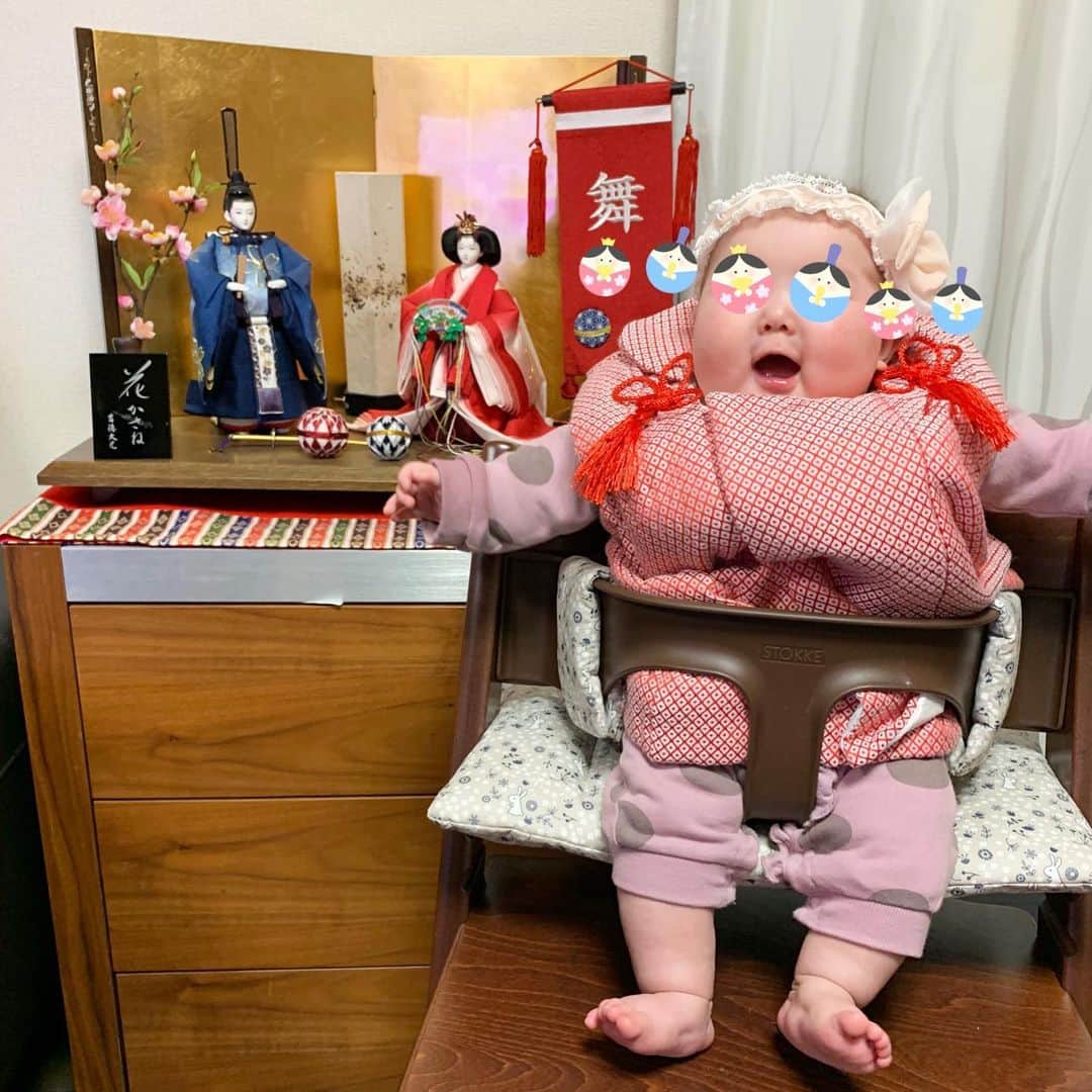 のインスタグラム：「本日はひなまつり🎎🍡 うちの娘も初節句です🌸 旦那と息子のリクエストで手巻きにしたよ👍 最近は色んなお雛様があってかなりオシャンティーになってるね❤️💙 真ん中にあるやつがぼんぼりやでぇ😉 刺繍の名前もいい感じ👌 こんなお洒落だとずっと飾ってられるね😉 うちはシンプルなお雛様を母が買ってくれました❤️💙 舞がお嫁に行くまで大切に飾ります✨ やっぱり顔が命の吉徳〜♫さんだけあってお顔立ちが綺麗ですねぇ🎎💕 #ひなまつり #お雛様 #3月3日 #初節句 #顔が命の吉徳 #お洒落 #人形とこいのぼりの村上  #綺麗 #手巻き寿司 #やっぱ手巻きが楽 #手が込んだのはまた来年 #初節句おめでとう」