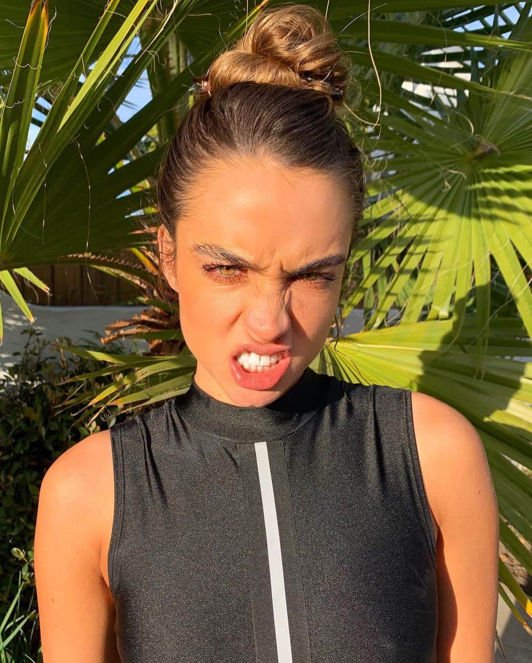 Sommer Rayさんのインスタグラム写真 - (Sommer RayInstagram)「i’m 99% angel but ohhhh that 1% 🩸  fit from - @shopsommerray  obsessed w this bodysuit & joggers 😜」3月3日 10時15分 - sommerray