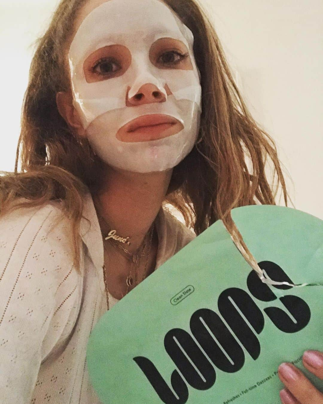 ジュノー・テンプルさんのインスタグラム写真 - (ジュノー・テンプルInstagram)「Love the @loopsbeauty masks! Thank you @tallulahbernardcasting for introducing me to these new delights 💘」3月3日 10時17分 - junotemple