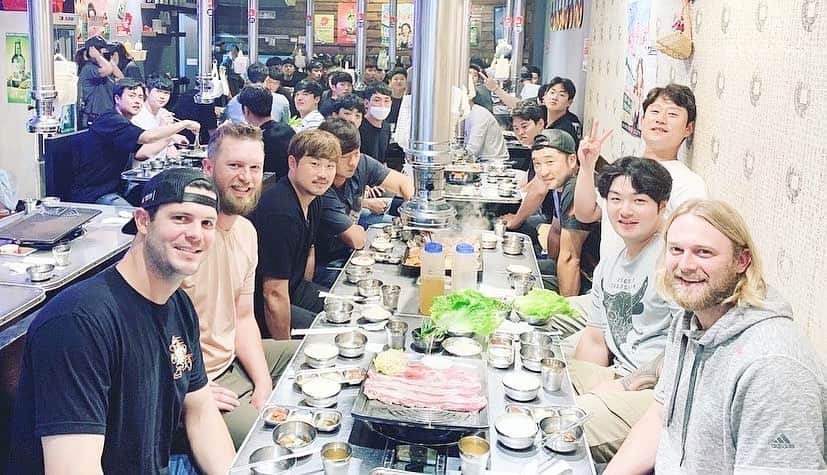 ジェイク・ブリガムのインスタグラム：「Team dinner」