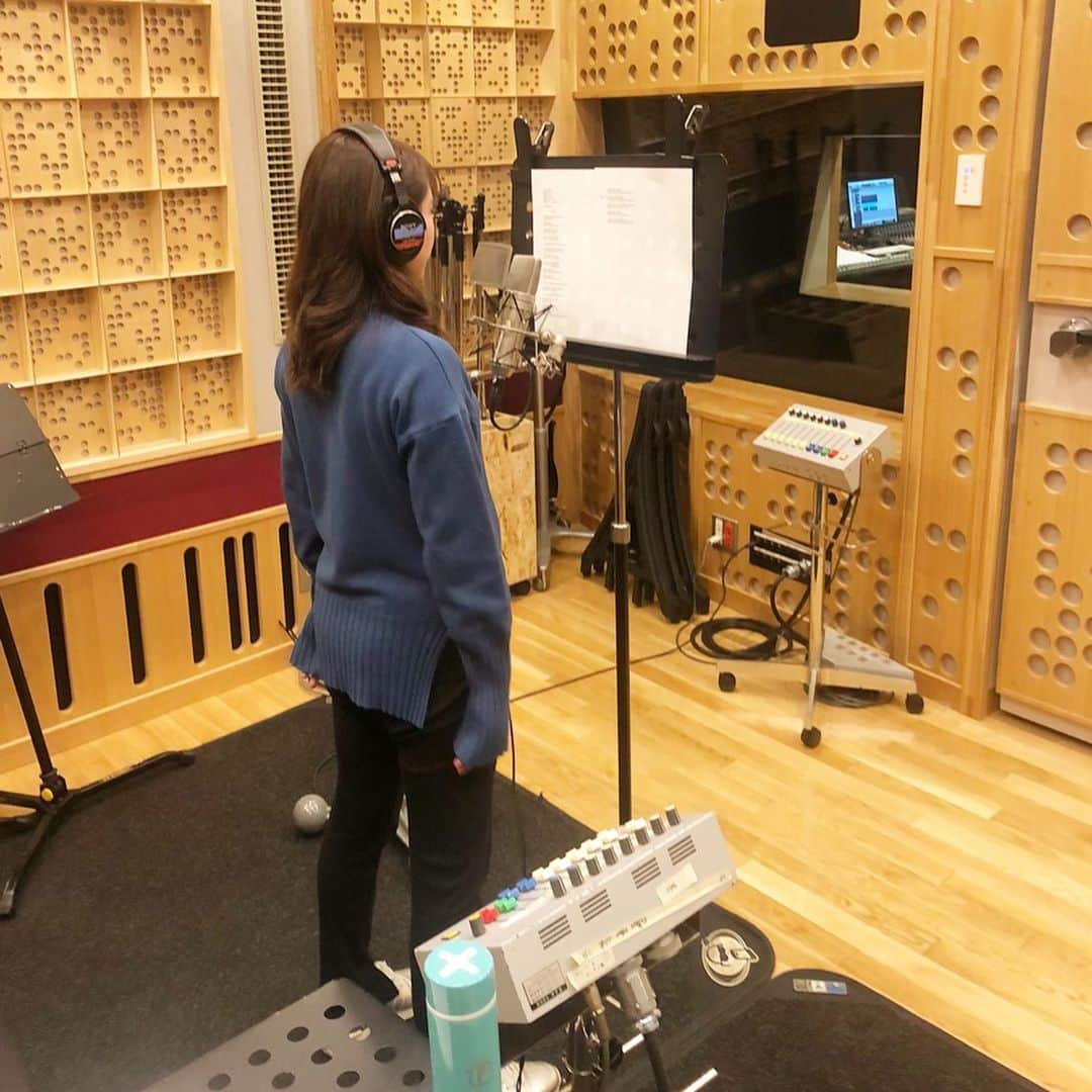 のインスタグラム：「. ガイドボーカル の レコーディング🎙✨ 16曲目でございます♡ . 今回の曲は アニメ リゼロの挿入歌 ①Wishing／レム(CV.水瀬いのり) ②瑠璃色金魚と花菖蒲／白石紬(CV.南早紀) . リゼロは旦那さんが大好きで レム推しだったので あたしより興奮してました。 それからあたしもアニメ見たら なんとレムちゃんの曲！ 18話で流れます。 最強に良いシーンで！ 思いこもりまくりすぎて 一気に大好きな曲になりました💓 . 配信まで今しばらくお待ちください☺️ . . #カラオケ #ガイドボーカル  #アニソン #リゼロ #rezero #レム #wishing #水瀬いのり #瑠璃色金魚と花菖蒲 #南早紀 #dam #カラオケdam #第一興商 #立花このみ #レコーディング #妊婦 #マタニティ #妊娠後期 #妊娠8ヶ月 #初マタ #プレママ #28w2d #instagood #instalike #followme」
