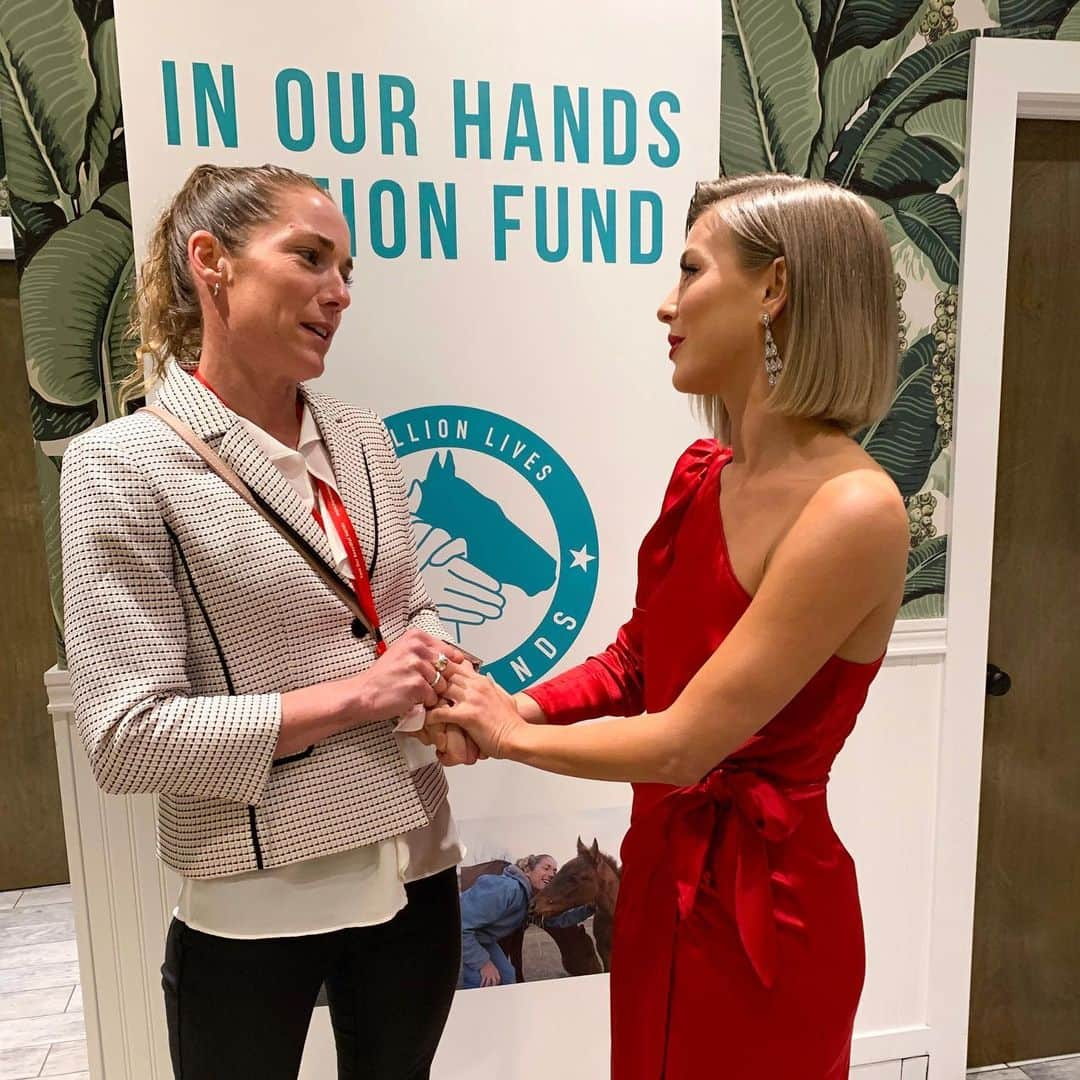 ジュリアン・ハフさんのインスタグラム写真 - (ジュリアン・ハフInstagram)「I had such a great time at In Our Hands Action Fund's event last night! @horsesinourhands is doing AMAZING work to pass the bill for the safe act to stop horse slaughtering and help save 100,000 horses a year. My dear friends @sirilindley and @teamsiriustriclub_rebekahkeat started this organization, and I would do anything to support them.  I’m also very honored to announce that the @kinrgy team and I donated a Kinrgy class and workshop led by myself and the guides, and raised $24,000! If you’re interested in donating and helping us save wild and domestic horses, please head to the link in my bio. 🙏🏼🐴❤️ #HorsesInOurHands」3月3日 10時39分 - juleshough