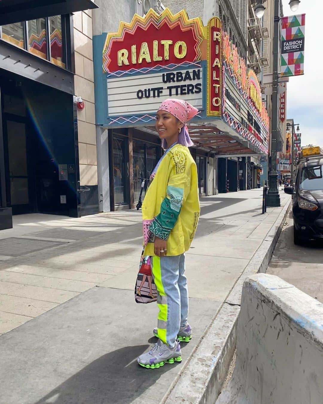 のインスタグラム：「aura❓  てか黒い?w ThaiとLAのダブル焼け☀️w #downtownLA🇺🇸」