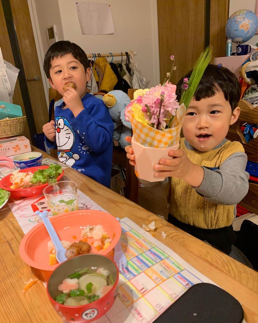 剣崎裕歌（石川裕梨）さんのインスタグラム写真 - (剣崎裕歌（石川裕梨）Instagram)「今日私は稽古でいないので、昨日雛祭りパーティーをしました🎎我が家にはゆうか🐶しか女の子はいないけども。(主役のゆうかの写真を撮り忘れましたごめんよゆうか)  小人たちが幼稚園に行ってる間にチーズケーキを焼いておいて、雄貴にちらし寿司とケーキのデコレーションを、とっちゃんにレタスをちぎる作業をやってもらいました♫なかなかお家で小人たちとゆっくりできる時間が取れてなかったので、楽しかったです😊  今日から雄貴の幼稚園は休園です。お仕事をしているお父さんお母さんのための、預かり保育だけはやってくれるのですが、いつもより預かりの時間が短く、とっちゃんの行っている託児所で雄貴も預かってもらう日を何日か作りました。とっちゃんの行っている託児所が休園になっなら…もうどうにもなりません😵  様々な舞台、イベント等中止、延期となっていますが、26日に初日を迎えますナミヤ雑貨店の奇蹟は、予定通り上演する為、稽古に励んでおります。良い舞台にしようと、その日を信じて、走り続けるしかありません。すでにチケットを申し込んでくださっている皆様にも申し込もうか迷っている皆様にも、無理は言いません。でも、観に来て頂けたら、私たちの努力は報われます✨✨そして、毎日のこの嫌な空気から解放される素敵な空間が作られるはずなのです。 笑顔で皆様にお会い出来ることを、信じています😊✨頑張りましょう👍  #雛祭り　 #舞台上演 #ナミヤ雑貨店の奇蹟」3月3日 10時43分 - uriyarou