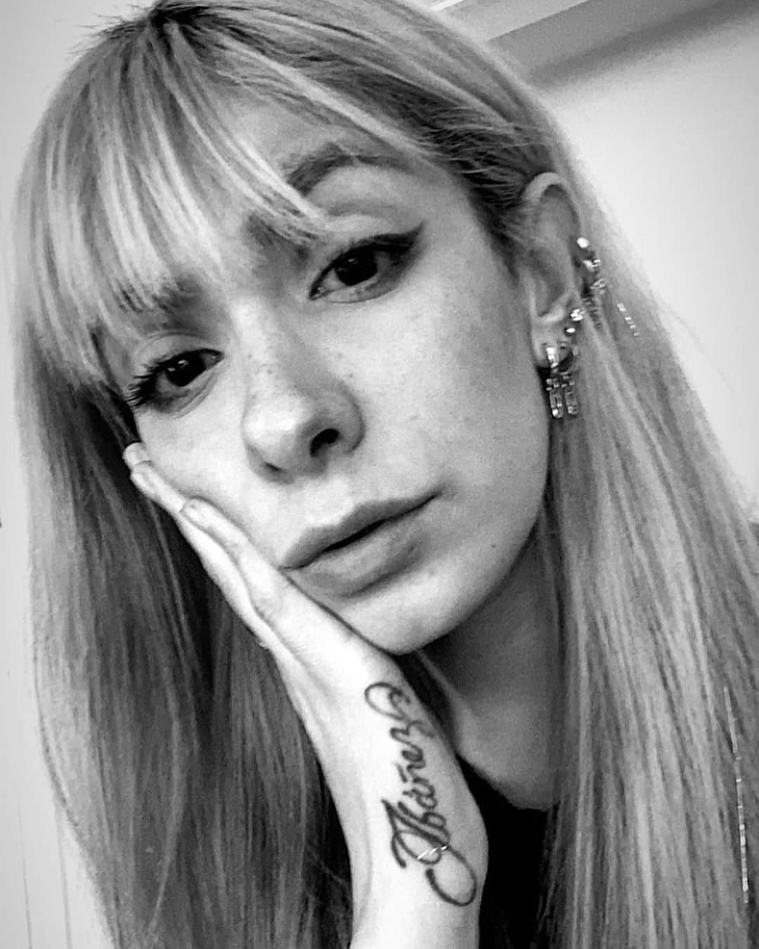 ミランダ・イバネスのインスタグラム：「ⓈⒺⓁⒻⒾⒺ♡⁣ ⁣ Bʟᴀɴᴄᴏ ʏ ɴᴇɢʀᴏ ? 🖤⁣ O ᴀ ᴄᴏʟᴏʀ ? 🌈」