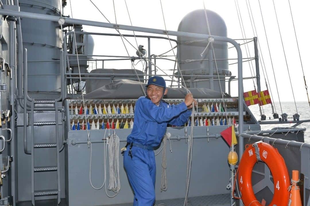 海上自衛隊さんのインスタグラム写真 - (海上自衛隊Instagram)「～FUN TO WORK !～ 外洋練習航海中の練習艦「せとゆき」の旗甲板で旗流信号を揚げる航海科員。 楽しそうに仕事をしていますね。 #海上自衛隊  #JMSDF  #笑顔  #smile  #仕事は楽しく  #一緒に働こ」3月3日 10時51分 - jmsdf_pr