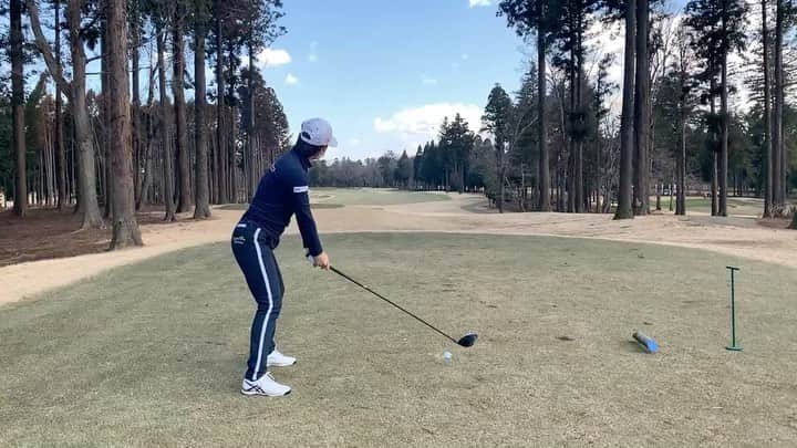 原江里菜 のインスタグラム：「開幕戦のダイキンオーキッドに続き、2戦目の中止も発表されましたね。 私はダイキンオーキッドへの推薦出場が決まっていました。 今回の開幕戦への出場にはいろいろ思うことがあり、1月末というギリギリに出場が決まりました。 いつ試合に出られるか分からないと思いながらも年明けから準備していましたが、気持ちの準備やクラブなどの準備もなかなか出来ず、出場に後向きだった私にやるだけやってみようと声をかけてくださったのがダイキン工業の会長社長でした。 こんなに選手思いのダイキン工業の皆様がどんな気持ちでこのような決断をしたかを想像すると残念でなりません。 このような事態ですので理解はしていますが、やはりスポーツというものは日常あってのものであるということ、自分たちの無力さを思い知らされます。 ここからは、開幕を心待ちにしてくれていたファンの皆さんに試合が再開されたときいいプレーが見せられるよう私たちができる準備と、私たちの元気な姿を無力ではありますが発信していけたらと思います！  早速、初めての試みではありましたが、 @ladygo.golf では元気な姿を見てもらえましたか？ 智恵ちゃん、しのぶちゃん、比嘉ちゃん発信で私たちも楽しみながらやらせてもらいました！ 見に来てくれたみなさん、ありがとうございました^_^ #ライブ配信が終わってからもコメントパトロール係としての仕事を遂行し #賛否両論ありましたが手応え感じてます笑 #ただ藍先輩と桃子先輩がコメントに参加したらわたしはほっとかれ #しぶこちゃんの登場で私の仕事は終わりました #とは言えフォロワーが増えたことは密かに喜んでおります」