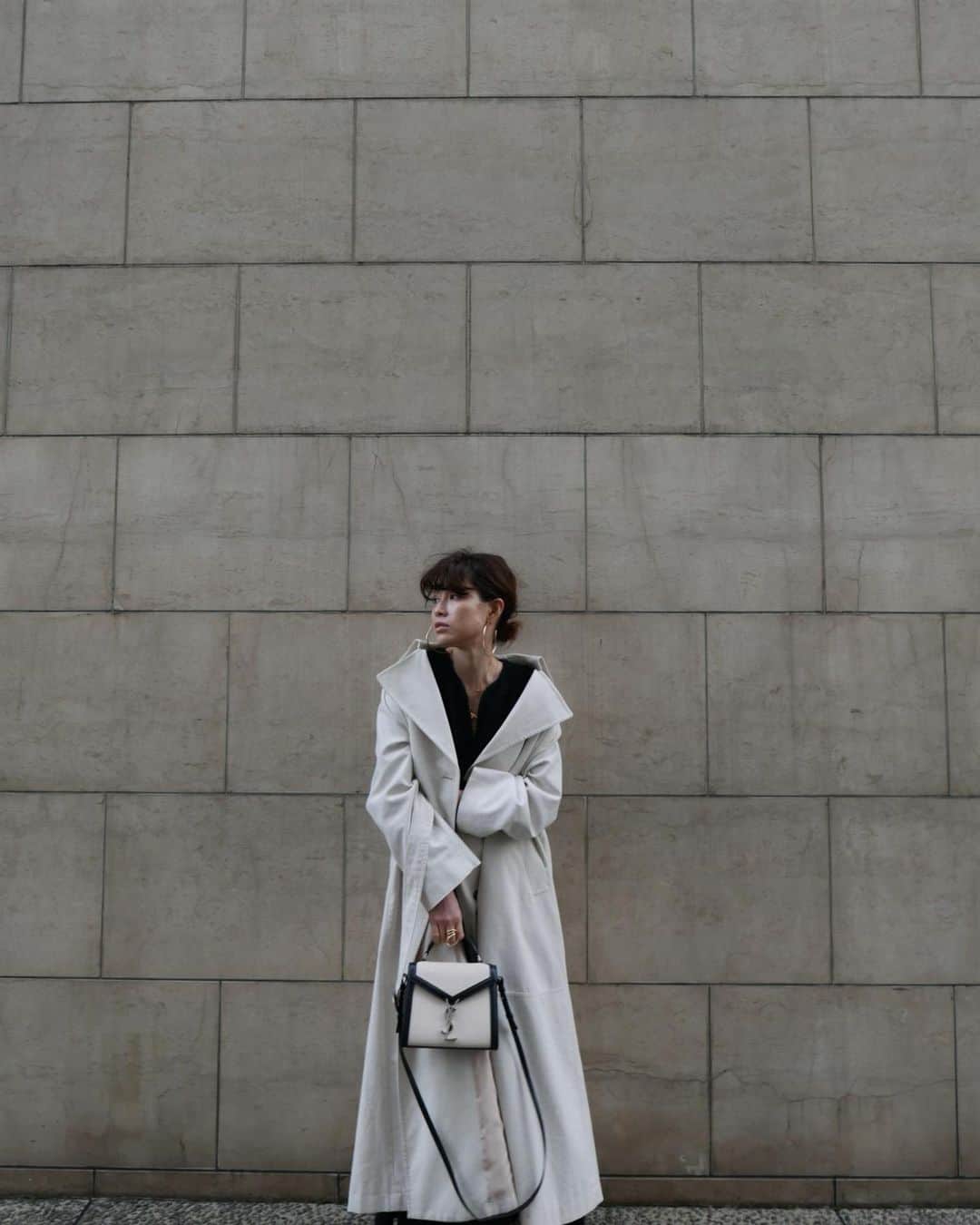 JUNNAさんのインスタグラム写真 - (JUNNAInstagram)「@etretokyo 昨年も沢山の再販リクエストをいただいた 春のロングコート！今年も完成しました🙌  マキシ丈のスプリングコート 過去に作ったどれとも違う個性的だけど 使いやすいクラシックさ、ベーシックさの残る  #ダブルブレストロングコート  春風にヒラっと遊ぶ軽さとバックデザインが作る 美シルエットが自慢のコートです  前回はデニム合わせでカジュアルスタイル。 今回はちょっと綺麗めにドレス合わせで お呼ばれスタイルにしてみました✌️ 3色動画で見比べてね🧐  @etretokyo アカウントIG TVでは 先行受注時のインスタライブを 保存しておりますので是非ご覧下さい。 ・ ・ ・ outer/ 3月5日  店舗/オンライン19:00 発売 dress/ ボールレースワンピース 先行受注終了(近日発売) bag/ #ysl  #etretokyo#スプリングコート #春コーデ #春 #春服 #スプリング #トレンチ #トレンチコート#156cm#sサイズ#サンローラン#yslbag #2020etre_ss#きれいめコーデ #きれいめカジュアル」3月3日 11時10分 - junna