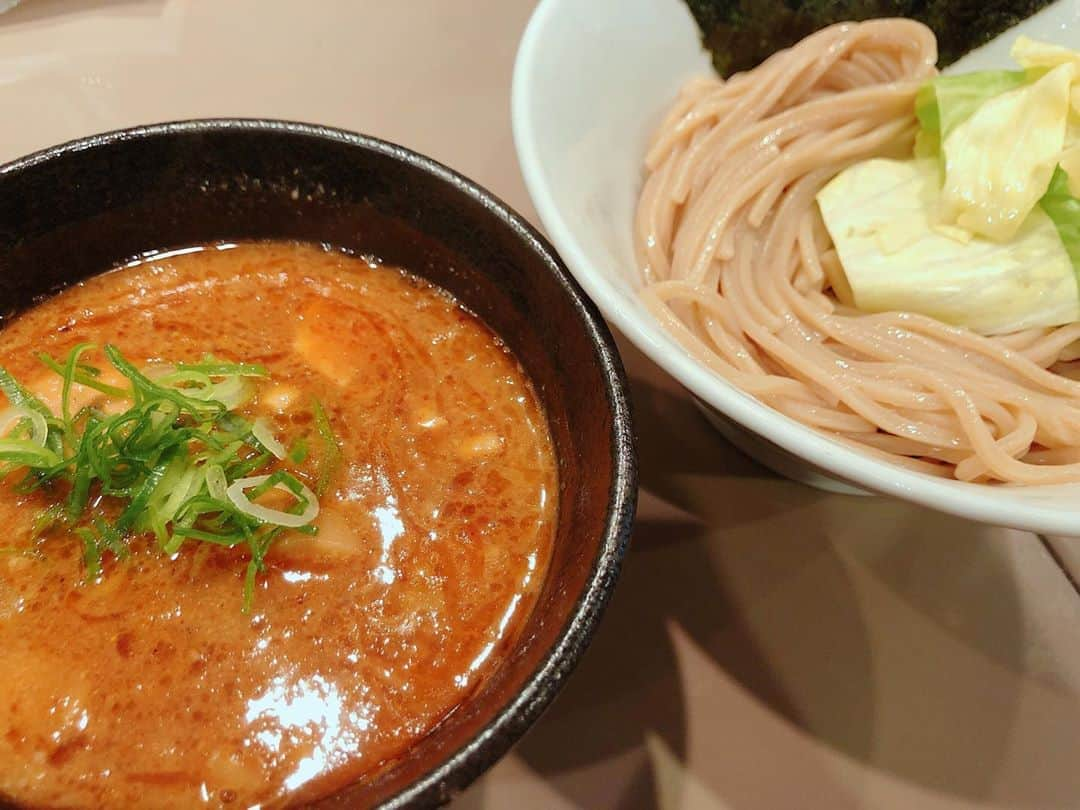 大原櫻子さんのインスタグラム写真 - (大原櫻子Instagram)「どーしても。 どーしても。 つけ麺食べたくて。  初めて 一人でつけ麺屋さんに行った 初めて 開店前から並んだ  開店前から15人くらい並んでてびっくら。  五ノ神製作所さん。  美味しかったです。 麺もちもち。 海老の味しっかり。 うままま🤤」3月3日 11時32分 - sakurako_ohara