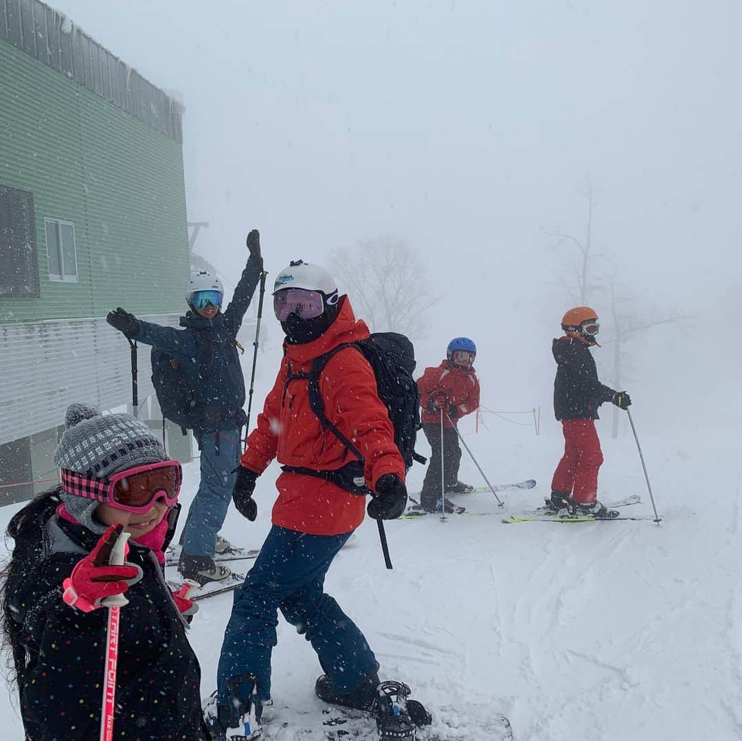 福吉 彩子さんのインスタグラム写真 - (福吉 彩子Instagram)「働くかあさんのスキーコーデ 先月の北海道スキー旅行の楽しかった想い出に浸っております 珍しく電車での移動に始まり、懸念していた雪不足もがっつり解消！ 仲間たちと、美味しいもん食べて🥩飲んで🍻滑る⛷20年変わらない、幸せ セールで買った @thenorthfacejp のフリースジャケットが、きれいなパープルの発色とほどよい厚みで重宝してます！  #thenorthface #gu  #スキー #スキーウェア #ski #hokkaido #hokkaidotrip #hokkaidoski #nisekojapan #moiwa #nisekopowder  #オトナ女子 #ワーママ #ワーママコーデ  #Domani #ドマーニ #雑誌ドマーニ #Domanist #domanimagazine  #プチプラコーデ #ワーママ #働くかあさん」3月3日 11時29分 - fuku44aya
