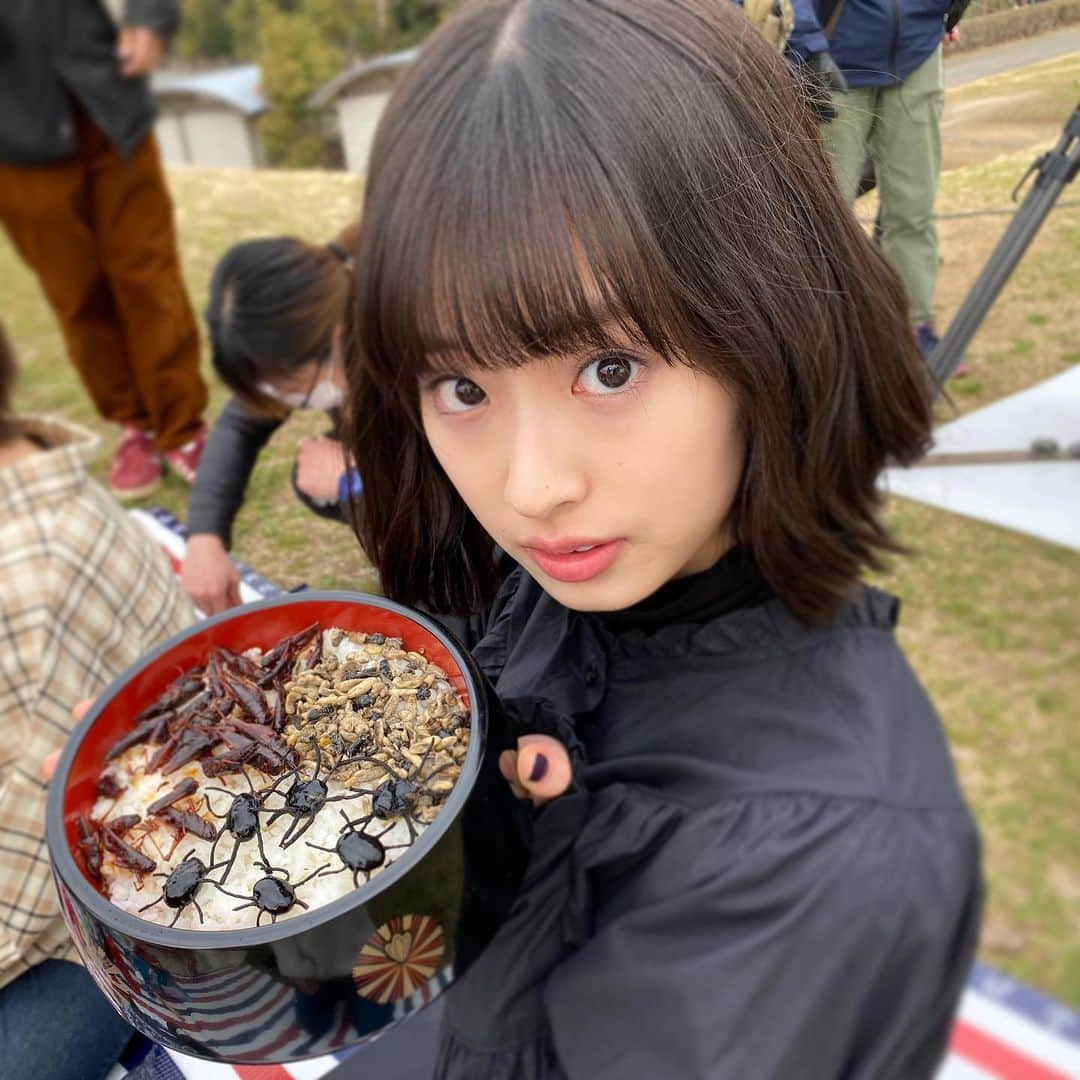 【公式】女子高生の無駄づかいのインスタグラム：「﻿ マジョ「食べますか？」﻿ ﻿ …って﻿ ﻿ ぎゃあ〜〜〜〜〜〜〜〜〜﻿ ﻿ マジョさんや、、、﻿ そのお弁当は…恐怖すぎるっ😱﻿ ﻿ #女子高生の無駄づかい﻿ #女子無駄﻿ #恐怖のマジョ弁当﻿ #恐ろしや﻿ #井本彩花﻿ #女子無駄﻿ #最終回まであと3日﻿ #3月6日金曜よる11時15分」