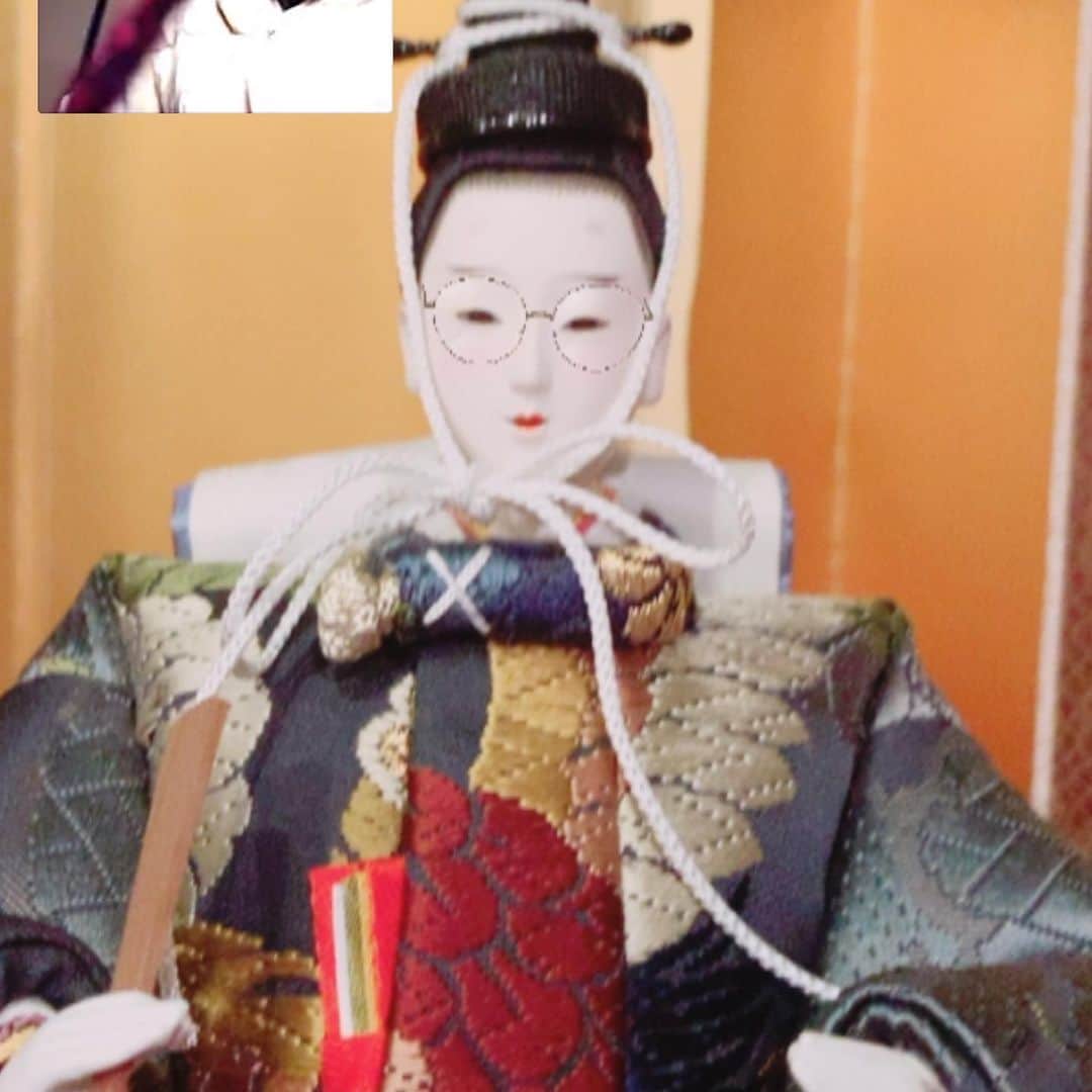五月女ケイ子さんのインスタグラム写真 - (五月女ケイ子Instagram)「おばあちゃんとのLINE通話で、お雛様が顔認証されました。#めがねっこ」3月3日 11時59分 - keikosootome