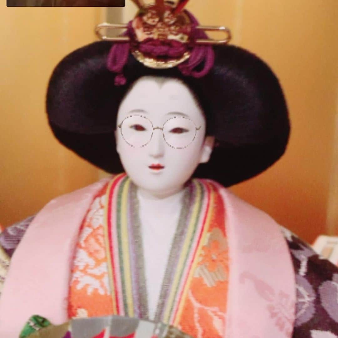 五月女ケイ子のインスタグラム：「おばあちゃんとのLINE通話で、お雛様が顔認証されました。#めがねっこ」