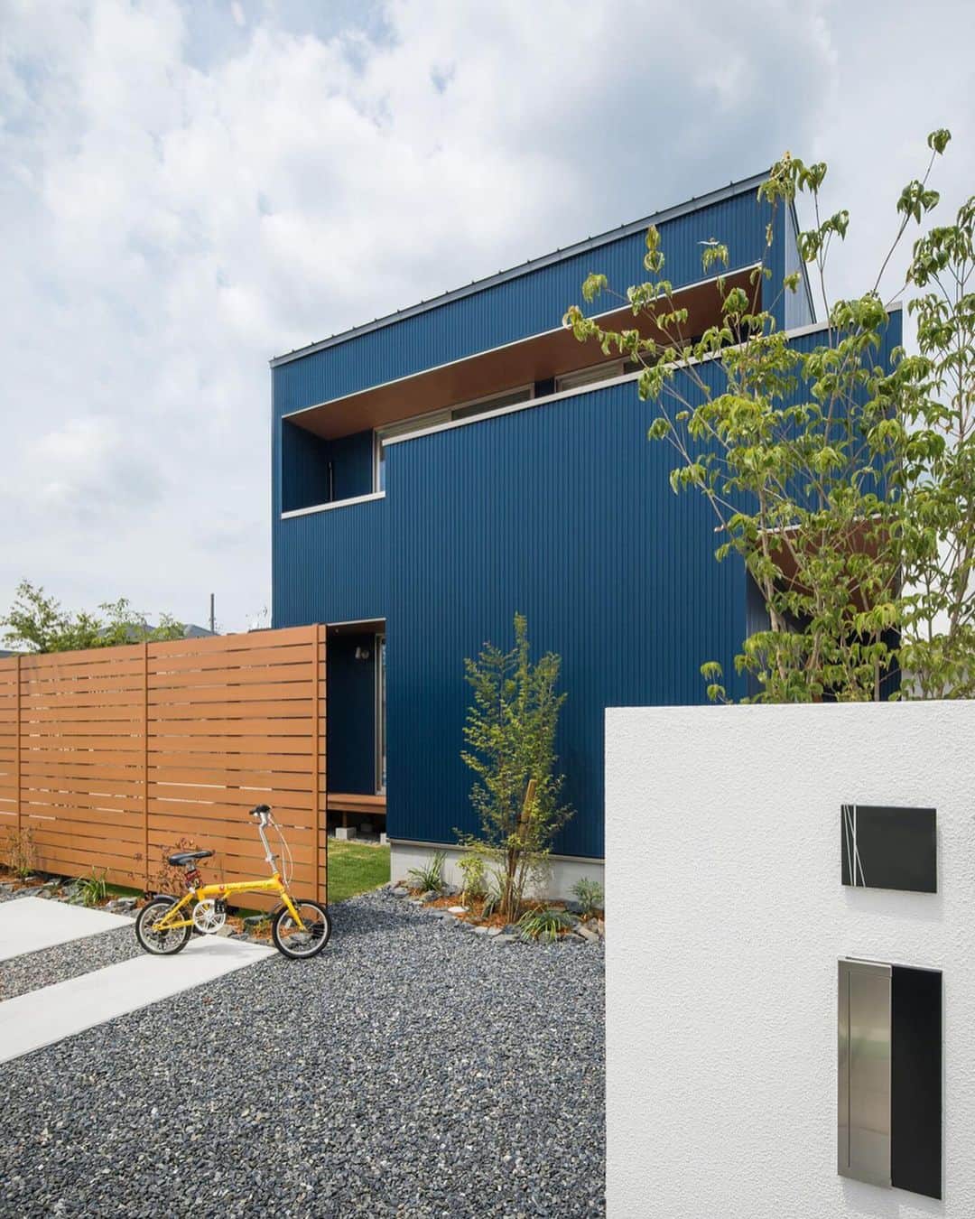 ルポハウス一級建築士事務所さんのインスタグラム写真 - (ルポハウス一級建築士事務所Instagram)「・ ・ ・ 青のガルバリウムと木目調の対比が美しいボックス型の外観。 ・ パーキングとアプローチのラインが全体像に奥行きとバランスを与えます。 ・ ・ ・ ルポハウスの施工事例をもっと見てみたい方は こちらまで☞ @reposhouse ・ #ルポハウス は#ちょっとかっこいい家 を"友人のために"という思いでつくっています。 ・ 一生に一度の#マイホーム。 「あなたにしかできない」×「ルポハウスだからできる」で、私たちだけの#家づくり を思いっきり楽しんでみませんか？！ ・ ・ ・ #家 #インテリア #住宅 #注文住宅  #ライフスタイル  #新築一戸建て #住まい #シンプルな暮らし #デザイナーズ住宅 #一級建築士事務所 #設計事務所 #myhome #house #instahouse #design #滋賀 #大津 #草津 #栗東#外観デザイン #外観 #外観イメージ #ガルバリウム外壁 #青ガルバ #ガルバリウム外壁」3月3日 11時59分 - reposhouse