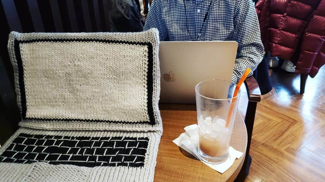 アイパー滝沢さんのインスタグラム写真 - (アイパー滝沢Instagram)「手編みの『Mac book air』が思ったよりも良い仕上がりだったホゥ。実物のMacbookairと並べてみたらどっちが手編みのPCか分からなくなった。ホゥ。オリジナルのマウスもお気に入りだぜホゥ。 #handmade #knitting #Crochet #Macbook  #mouse #ハマナカボニー #編み物 #ノートPC #アイパー #芸人」3月3日 11時53分 - t.aipa