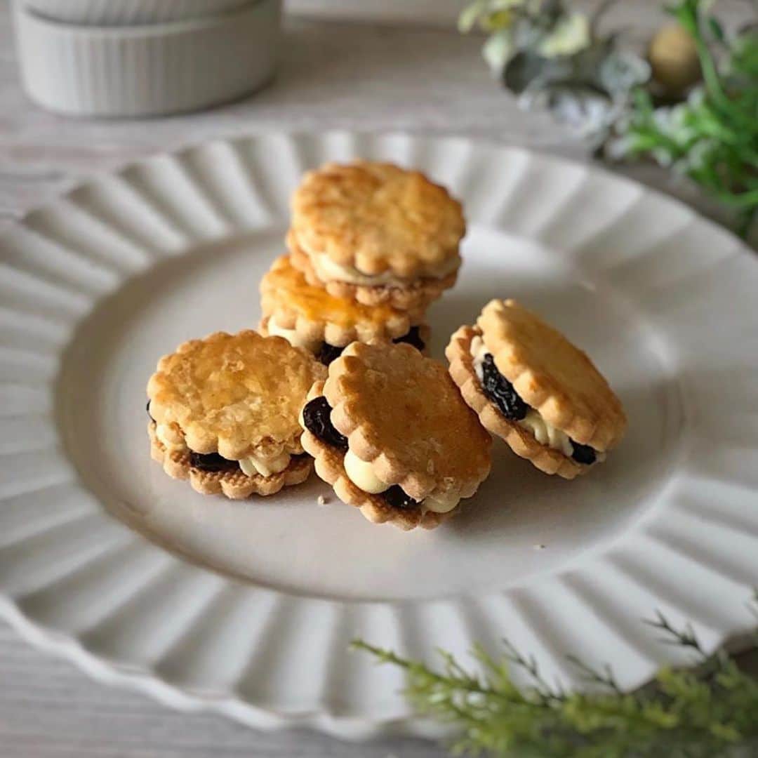 CCC PHOTOLIFE LAB INC. のインスタグラム：「﻿ ﻿ Photo by @natsu_101010﻿ ﻿ 本日のリグラムはこちら❣️﻿ ﻿ 🍪🍇レーズンバターサンド🍇🍪﻿ ﻿ ❤︎❤︎❤︎❤︎❤︎❤︎❤︎❤︎❤︎❤︎❤︎❤︎❤︎❤︎❤︎❤︎❤︎❤︎❤︎❤︎❤︎❤︎﻿ こちらのお写真の撮影のコツは✍🏻﻿ ✅ 薄曇りの自然光で撮影する☀️﻿ ✅ 被写体以外にぼかしをかけ遠近感を出す👓﻿ ✅ ドライフラワーや造花で色味を加える🌈﻿ ﻿ ❤︎❤︎❤︎❤︎❤︎❤︎❤︎❤︎❤︎❤︎❤︎❤︎❤︎❤︎❤︎❤︎❤︎❤︎❤︎❤︎❤︎❤︎﻿ ﻿ ✨ @natsu_101010 さん✨﻿ 素敵なお写真ありがとうございました！﻿ CCCフォトライフラボを、️どうぞよろしくお願いします！﻿ ﻿ #socialgrapher#ソーシャルグラファー#cccphotolifelab#cccフォトライフラボ﻿ ﻿ #torutte#レーズンサンド#レーズンバター#レーズンバターサンド#私のおいしい写真#お家カフェ#おうちカフェ#フードスタイリング#テーブルフォト#フーディーテーブル﻿ ﻿ #cooking#cookingram#foodstagram#instafood#regram」