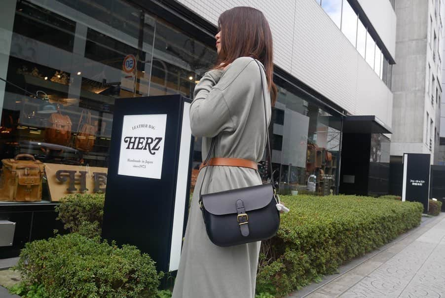 HERZ ヘルツさんのインスタグラム写真 - (HERZ ヘルツInstagram)「【light color×Black】. . こんにちは！ ヘルツ大阪店です🌿. . 少しづつ、春の陽気が近づいてきましたね🌸 . 春らしい淡い色のお洋服を着ると気分も明るくなります👗. . light colorのお洋服には、Blackのバッグや小物が相性ぴったりです🖤. 飽きのこないシンプルなデザインでお洋服に合わせやすく、大活躍間違いなしです♪. . オンラインショップでのご注文の場合は納期約5週間頂戴しておりますので、お急ぎの方は最寄りのヘルツ実店舗へ直接ご連絡下さい。 お出掛けがご心配な方もただいまたくさんいらっしゃるかと存じます。 在庫の確認ができ次第ご配送にてお買い上げ可能です☺️. お気軽にご連絡ください📞. ※発送後、初期不良以外での返品交換はお受けできませんのでご了承ください。 . 【ヘルツ大阪店】 営業時間 12:00〜19:00 定休日　毎週水曜・木曜日 お問い合わせ 06-6484-6406 . #ヘルツ #ヘルツ大阪店#ヘルツ大阪店の今日この頃 #革 #革小物#革鞄 #革製品 #レザーバッグ #herzbag #learher #leatherbelt #leathergoods #madeinjapan #handmade #堺筋本町」3月3日 12時08分 - herz_bag