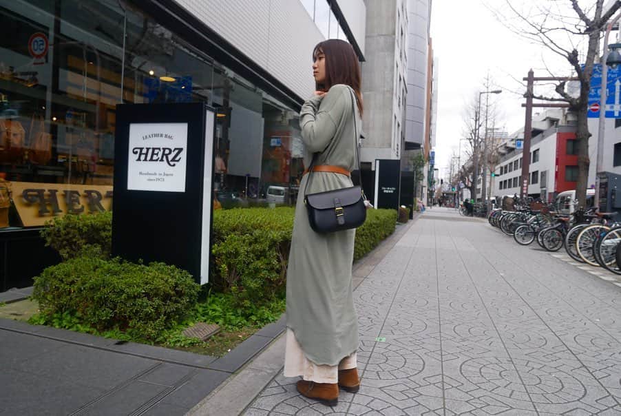HERZ ヘルツさんのインスタグラム写真 - (HERZ ヘルツInstagram)「【light color×Black】. . こんにちは！ ヘルツ大阪店です🌿. . 少しづつ、春の陽気が近づいてきましたね🌸 . 春らしい淡い色のお洋服を着ると気分も明るくなります👗. . light colorのお洋服には、Blackのバッグや小物が相性ぴったりです🖤. 飽きのこないシンプルなデザインでお洋服に合わせやすく、大活躍間違いなしです♪. . オンラインショップでのご注文の場合は納期約5週間頂戴しておりますので、お急ぎの方は最寄りのヘルツ実店舗へ直接ご連絡下さい。 お出掛けがご心配な方もただいまたくさんいらっしゃるかと存じます。 在庫の確認ができ次第ご配送にてお買い上げ可能です☺️. お気軽にご連絡ください📞. ※発送後、初期不良以外での返品交換はお受けできませんのでご了承ください。 . 【ヘルツ大阪店】 営業時間 12:00〜19:00 定休日　毎週水曜・木曜日 お問い合わせ 06-6484-6406 . #ヘルツ #ヘルツ大阪店#ヘルツ大阪店の今日この頃 #革 #革小物#革鞄 #革製品 #レザーバッグ #herzbag #learher #leatherbelt #leathergoods #madeinjapan #handmade #堺筋本町」3月3日 12時08分 - herz_bag