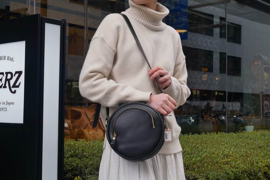 HERZ ヘルツさんのインスタグラム写真 - (HERZ ヘルツInstagram)「【light color×Black】. . こんにちは！ ヘルツ大阪店です🌿. . 少しづつ、春の陽気が近づいてきましたね🌸 . 春らしい淡い色のお洋服を着ると気分も明るくなります👗. . light colorのお洋服には、Blackのバッグや小物が相性ぴったりです🖤. 飽きのこないシンプルなデザインでお洋服に合わせやすく、大活躍間違いなしです♪. . オンラインショップでのご注文の場合は納期約5週間頂戴しておりますので、お急ぎの方は最寄りのヘルツ実店舗へ直接ご連絡下さい。 お出掛けがご心配な方もただいまたくさんいらっしゃるかと存じます。 在庫の確認ができ次第ご配送にてお買い上げ可能です☺️. お気軽にご連絡ください📞. ※発送後、初期不良以外での返品交換はお受けできませんのでご了承ください。 . 【ヘルツ大阪店】 営業時間 12:00〜19:00 定休日　毎週水曜・木曜日 お問い合わせ 06-6484-6406 . #ヘルツ #ヘルツ大阪店#ヘルツ大阪店の今日この頃 #革 #革小物#革鞄 #革製品 #レザーバッグ #herzbag #learher #leatherbelt #leathergoods #madeinjapan #handmade #堺筋本町」3月3日 12時08分 - herz_bag