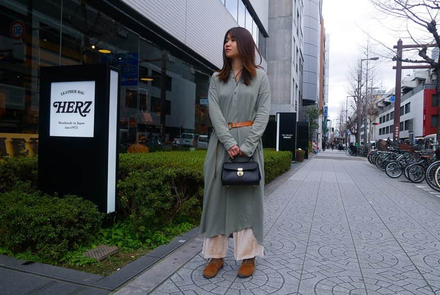 HERZ ヘルツさんのインスタグラム写真 - (HERZ ヘルツInstagram)「【light color×Black】. . こんにちは！ ヘルツ大阪店です🌿. . 少しづつ、春の陽気が近づいてきましたね🌸 . 春らしい淡い色のお洋服を着ると気分も明るくなります👗. . light colorのお洋服には、Blackのバッグや小物が相性ぴったりです🖤. 飽きのこないシンプルなデザインでお洋服に合わせやすく、大活躍間違いなしです♪. . オンラインショップでのご注文の場合は納期約5週間頂戴しておりますので、お急ぎの方は最寄りのヘルツ実店舗へ直接ご連絡下さい。 お出掛けがご心配な方もただいまたくさんいらっしゃるかと存じます。 在庫の確認ができ次第ご配送にてお買い上げ可能です☺️. お気軽にご連絡ください📞. ※発送後、初期不良以外での返品交換はお受けできませんのでご了承ください。 . 【ヘルツ大阪店】 営業時間 12:00〜19:00 定休日　毎週水曜・木曜日 お問い合わせ 06-6484-6406 . #ヘルツ #ヘルツ大阪店#ヘルツ大阪店の今日この頃 #革 #革小物#革鞄 #革製品 #レザーバッグ #herzbag #learher #leatherbelt #leathergoods #madeinjapan #handmade #堺筋本町」3月3日 12時08分 - herz_bag