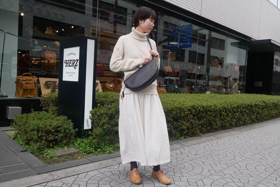 HERZ ヘルツさんのインスタグラム写真 - (HERZ ヘルツInstagram)「【light color×Black】. . こんにちは！ ヘルツ大阪店です🌿. . 少しづつ、春の陽気が近づいてきましたね🌸 . 春らしい淡い色のお洋服を着ると気分も明るくなります👗. . light colorのお洋服には、Blackのバッグや小物が相性ぴったりです🖤. 飽きのこないシンプルなデザインでお洋服に合わせやすく、大活躍間違いなしです♪. . オンラインショップでのご注文の場合は納期約5週間頂戴しておりますので、お急ぎの方は最寄りのヘルツ実店舗へ直接ご連絡下さい。 お出掛けがご心配な方もただいまたくさんいらっしゃるかと存じます。 在庫の確認ができ次第ご配送にてお買い上げ可能です☺️. お気軽にご連絡ください📞. ※発送後、初期不良以外での返品交換はお受けできませんのでご了承ください。 . 【ヘルツ大阪店】 営業時間 12:00〜19:00 定休日　毎週水曜・木曜日 お問い合わせ 06-6484-6406 . #ヘルツ #ヘルツ大阪店#ヘルツ大阪店の今日この頃 #革 #革小物#革鞄 #革製品 #レザーバッグ #herzbag #learher #leatherbelt #leathergoods #madeinjapan #handmade #堺筋本町」3月3日 12時08分 - herz_bag