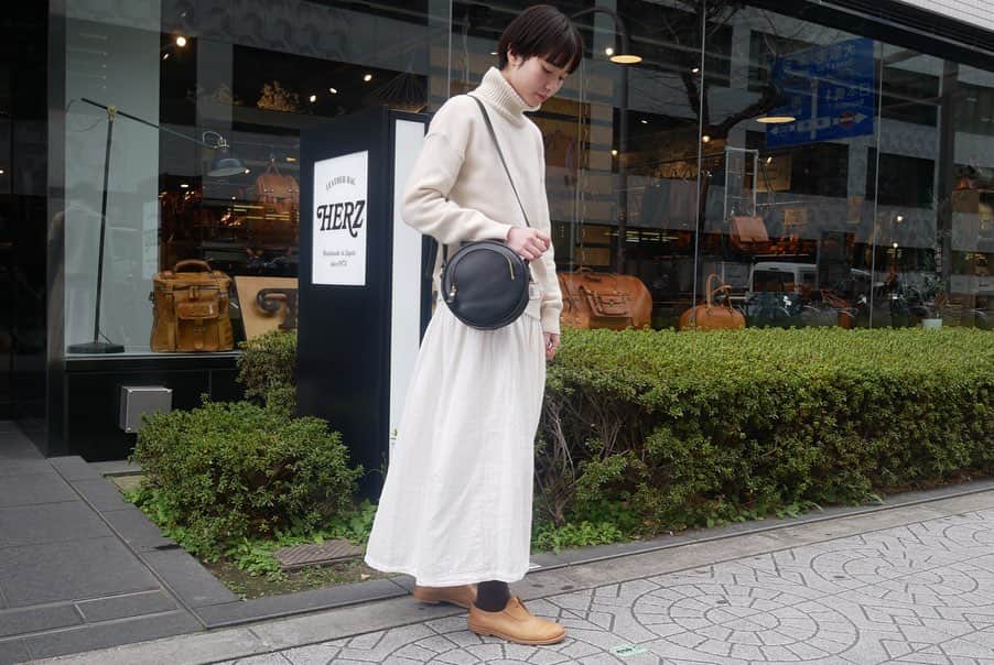HERZ ヘルツさんのインスタグラム写真 - (HERZ ヘルツInstagram)「【light color×Black】. . こんにちは！ ヘルツ大阪店です🌿. . 少しづつ、春の陽気が近づいてきましたね🌸 . 春らしい淡い色のお洋服を着ると気分も明るくなります👗. . light colorのお洋服には、Blackのバッグや小物が相性ぴったりです🖤. 飽きのこないシンプルなデザインでお洋服に合わせやすく、大活躍間違いなしです♪. . オンラインショップでのご注文の場合は納期約5週間頂戴しておりますので、お急ぎの方は最寄りのヘルツ実店舗へ直接ご連絡下さい。 お出掛けがご心配な方もただいまたくさんいらっしゃるかと存じます。 在庫の確認ができ次第ご配送にてお買い上げ可能です☺️. お気軽にご連絡ください📞. ※発送後、初期不良以外での返品交換はお受けできませんのでご了承ください。 . 【ヘルツ大阪店】 営業時間 12:00〜19:00 定休日　毎週水曜・木曜日 お問い合わせ 06-6484-6406 . #ヘルツ #ヘルツ大阪店#ヘルツ大阪店の今日この頃 #革 #革小物#革鞄 #革製品 #レザーバッグ #herzbag #learher #leatherbelt #leathergoods #madeinjapan #handmade #堺筋本町」3月3日 12時08分 - herz_bag