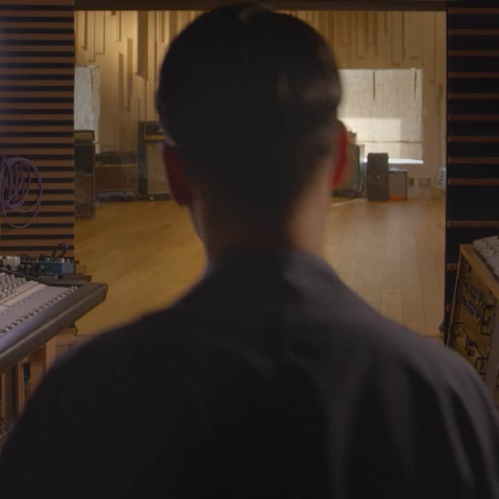 SIRUPのインスタグラム：「Red Bull - 白いレッドブル  いつもレコーディングやライブ前にもガチで飲んでいる @redbulljapan から白いレッドブルが登場🔥 めっちゃ飲みやすくてオススメ😋みんなチェックしてみてね👌🏻 久々にトロンボーン吹いてます笑 "White Red Bull" is out now from @redbulljapan  This white one is rich but really smooth. YOU MUST TRY THEM! Also, please check the video, I haven't played trombone in ages lol  Stylist : TEPPEI @stylist_teppei Hair : TAKAI @rr_takai_  #白いレッドブル #redbull」