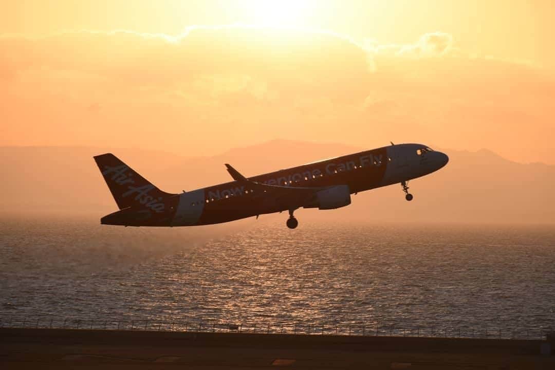 AirAsia (公式) のインスタグラム：「✈︎ Sunset×エアアジア×旅立ち  素敵なお写真ありがとうございます！ エアアジアでは、#エアアジア360 をつけて投稿された素敵な写真を紹介させていただいております❤️ぜひ、各就航地や機体などのお写真をInstagramでご投稿ください📸 ✈︎✈︎✈︎✈︎✈︎✈︎✈︎✈︎✈︎✈︎✈︎✈︎✈︎✈︎✈︎ (Photo by @air_____3150 さん) #中部国際空港 #セントレア #rjgg #ngo #エアアジア #エアアジア360 #airasia #待ってろアジア #空活 #飛行機写真 #飛行機好きな人と繋がりたい #飛行機のある風景 #飛行機 #セントレア写真部 #カメラ好きな人と繋がりたい #nikon #nikond5600 #japan #aichi #tokoname」