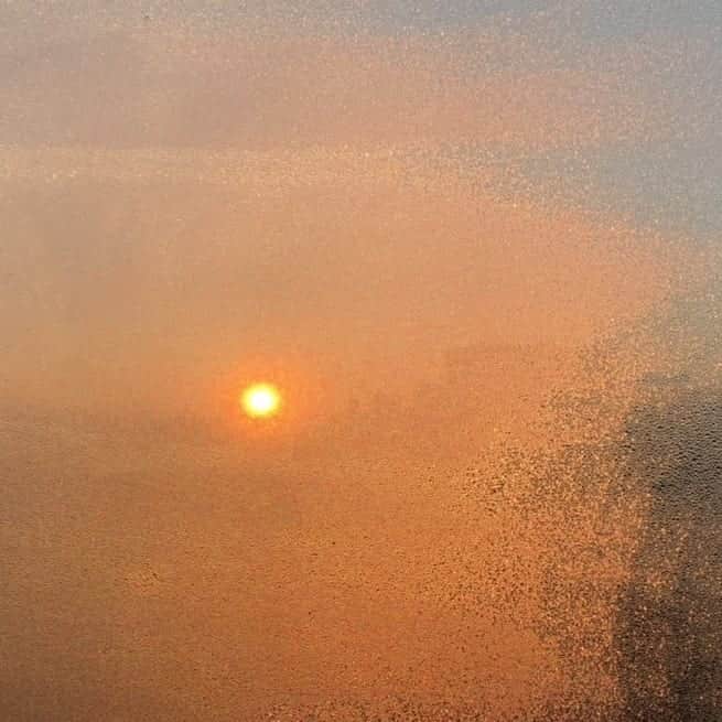 土屋太鳳さんのインスタグラム写真 - (土屋太鳳Instagram)「3月に入りました✨ 今日は朝日がすごく綺麗で、 まさに #サンライズレッド 🌅✨✨ 加湿器で窓がすごーく曇っていたのですが😅💦 むしろそれで色がハッキリわかったのかも🤔 まさに、先日の #アシックス さんの #東京2020  オリンピック・パラリンピック競技大会 #日本代表選手団オフィシャルスポーツウェア PRイベントで 見たとおりの色でした😊 . 朝日が出た瞬間の色って真っ赤ではなくて 少しオレンジがかってるんですよね💡 心配な状況が続いているけれど 前向きな気持ちになれた朝日だったので 曇ってるけど、おすそわけを✨」3月3日 12時00分 - taotsuchiya_official