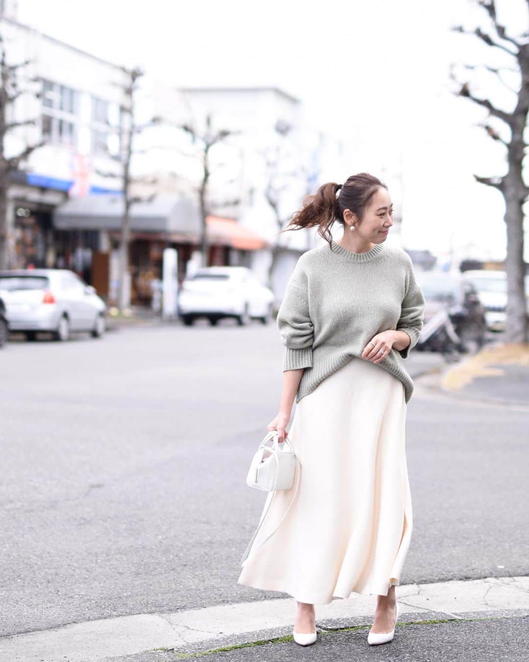 Keikooooooのインスタグラム：「先日のデートコーデ🐘♡ お気に入りの @dolce._official のskirtを着回し◡̈♡ これめちゃくちゃ使えます~♡ もともとは、ニットのセットアップだけど別々でも可愛い‼︎ホワイトのボトムスだから、やっぱり汚れが気になって、洗濯機で洗ってみましたが、お洒落着洗いで洗えましたよ♡ 旦那さんと夜ご飯だったので、久々に👠履いたけど、 やっぱり無理でした…🙄🥶 車乗って、座ってご飯食べただけなのに、 私の足、もう👠履けなくなってるみたい😰🤕💦 . knit @galerievie_jp #galerievie  knitskirt @dolce._official  bag @a_vacation_ #avacation  shoes @pippichic_official #pippichic」