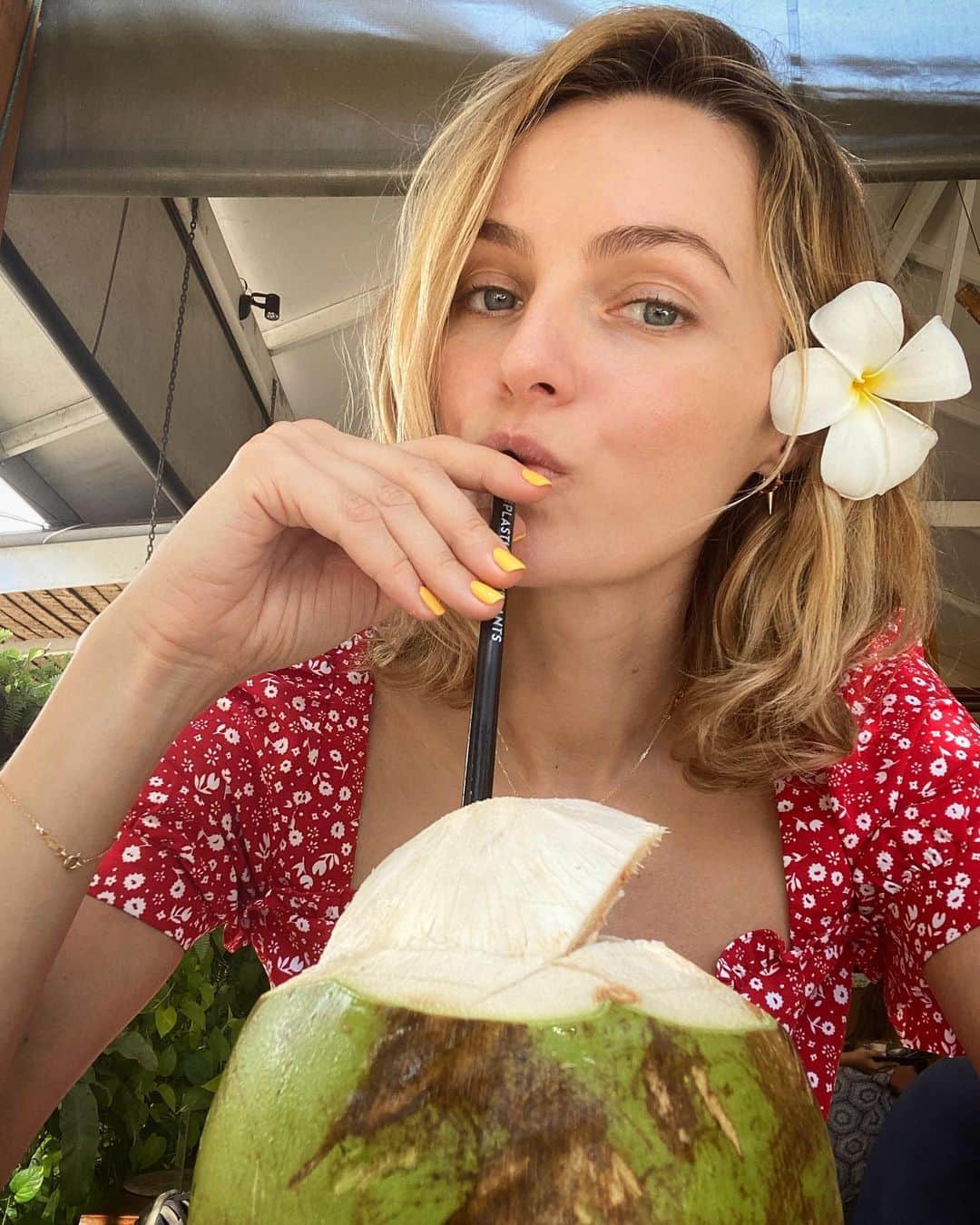 ヴァレンティナ・ゼリャヴァのインスタグラム：「😊🥥🌴 #love #beauty #awareness #meditation #wellnestbyval」