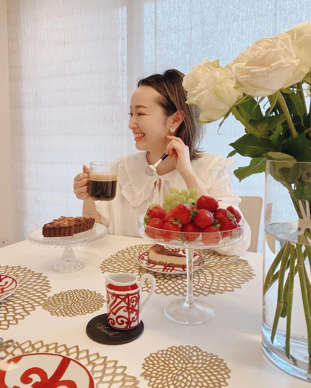 のインスタグラム：「週末は子供達が遊んでいる間に、大人のおやつタイム❤️﻿ ﻿ VERTUOでいれた少し強めのコーヒーに合わせて、甘いタルトとチーズケーキにフルーツを🍓 クレマをコーヒーに混ぜながら飲むのは、友人たちも気に入ってくれていました🥰🥰🥰﻿ ﻿ デザートとクレマグの好相性はクセになります❤️﻿ ﻿ #weekend #nespresso #VERTUO #pr #akiweng #ネスプレッソ #ヴァーチュオ #クレマグ」