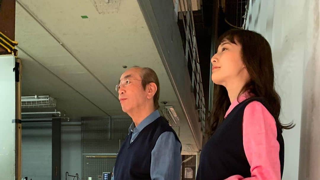 高嶋香帆のインスタグラム：「志村さんとペアルック、、、 この衣装には秘密があります😎✨ . 明日の３月４日水曜日「志村けんのだいじょうぶだぁSP」是非ご覧下さい🙆‍♀️💓」