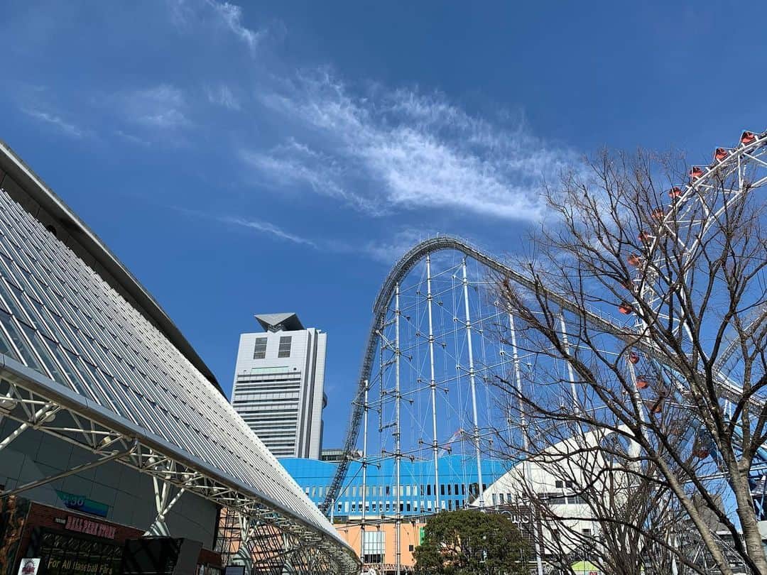 近藤祥子のインスタグラム：「. お天気良くて気持ちよくて、 街が空いていて。  人混みを避けて気分転換にお散歩したら良いかもね👣  ただ、日向でただ座ってると、変な人みたいな目で見られるのね…ただの日向ぼっこです☀️ . .  #お散歩 #気分転換 #後楽園 #ラクーア #LaQua #東京ドーム #文京区 #文京区役所 #空き時間 #日向ぼっこ #空き時間の過ごし方 #文京 #観覧車 #ジェットコースター  #コロナ対策 #免疫力アップ #光合成してる気分  #久しぶりの投稿がこれ #ディスカバー文京」