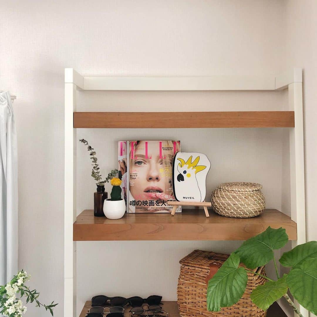 岩崎志保のインスタグラム：「@ellejapan April 2020 🌸 今月号の付録はコバタンポーチ🕊 ミュベールとコラボしたデザインだよ！  緋牡丹やっとげっとちっちゃくて可愛い🌵💛 お家のインテリアもっと色味増やしたいなあ  #エル4月号 #エルコバタン #コバタンポーチ　#ELLEpromotion」